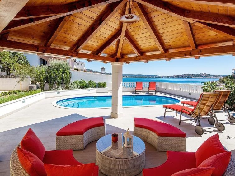 Privézwembad en luxe aan zee in Podorljak voor 8 personen in Podorljak