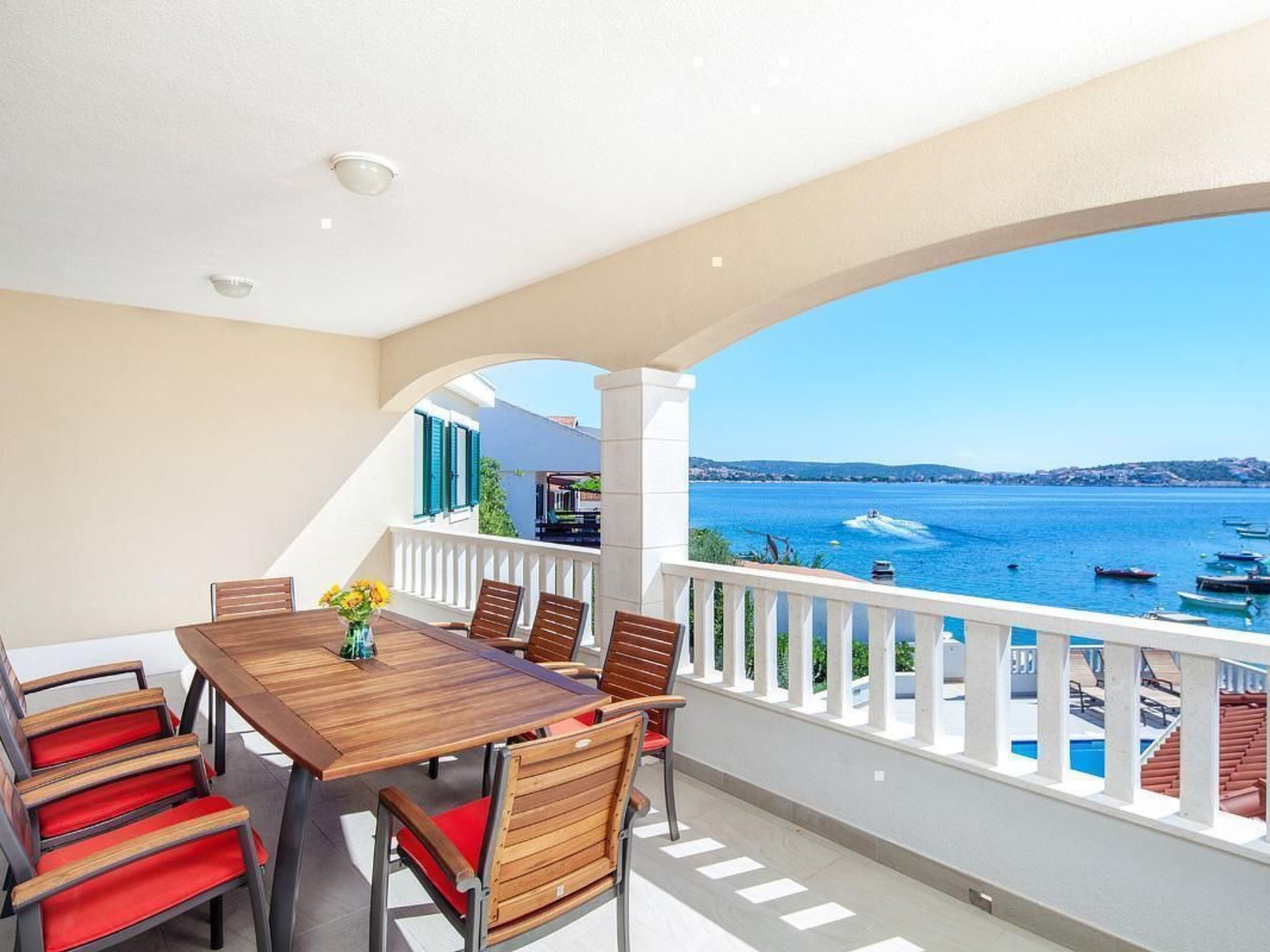 Luxuriöses Ferienhaus mit Pool direkt am Meer-Drinnen