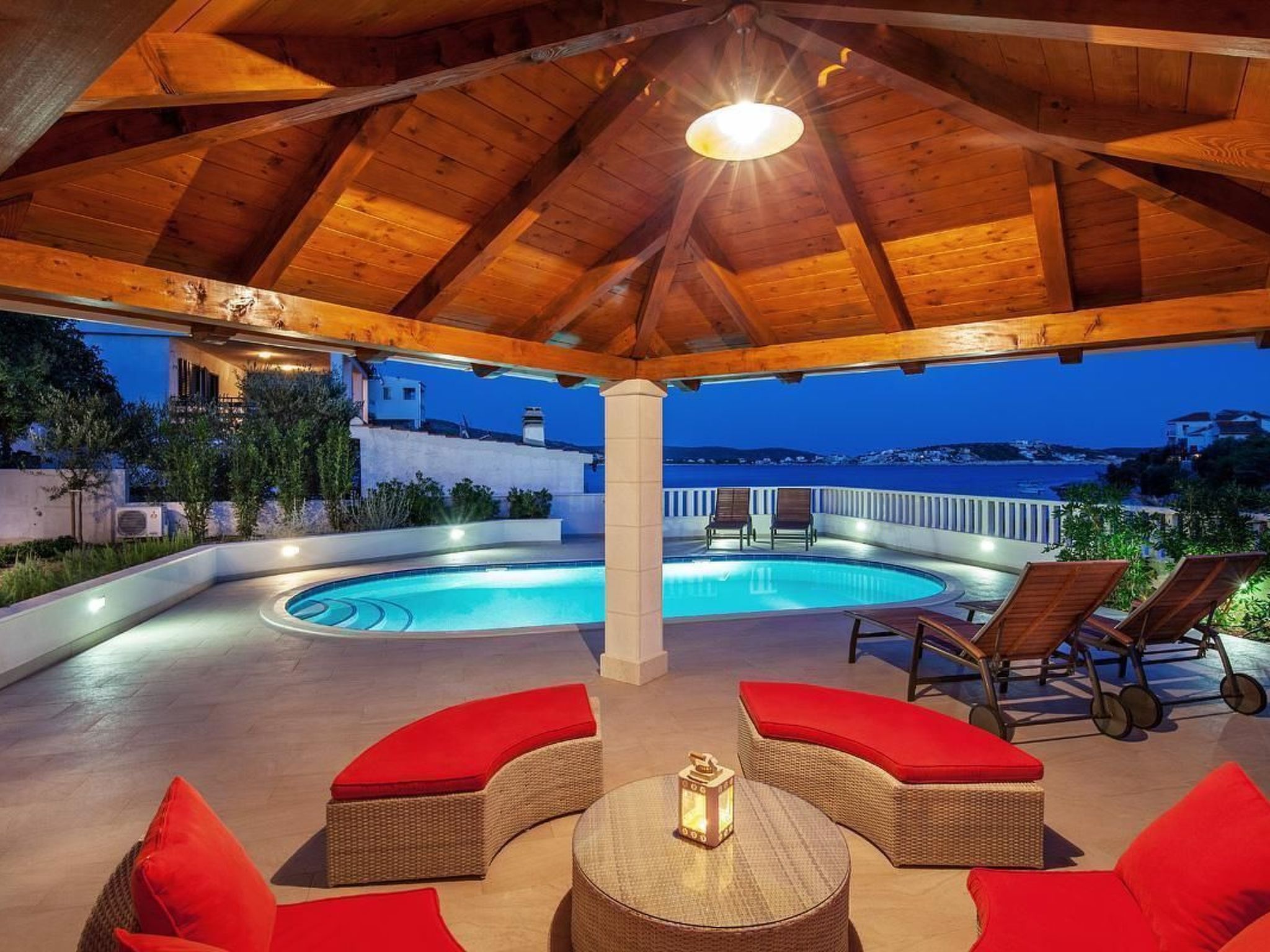 Luxuriöses Ferienhaus mit Pool direkt am Meer-Drinnen