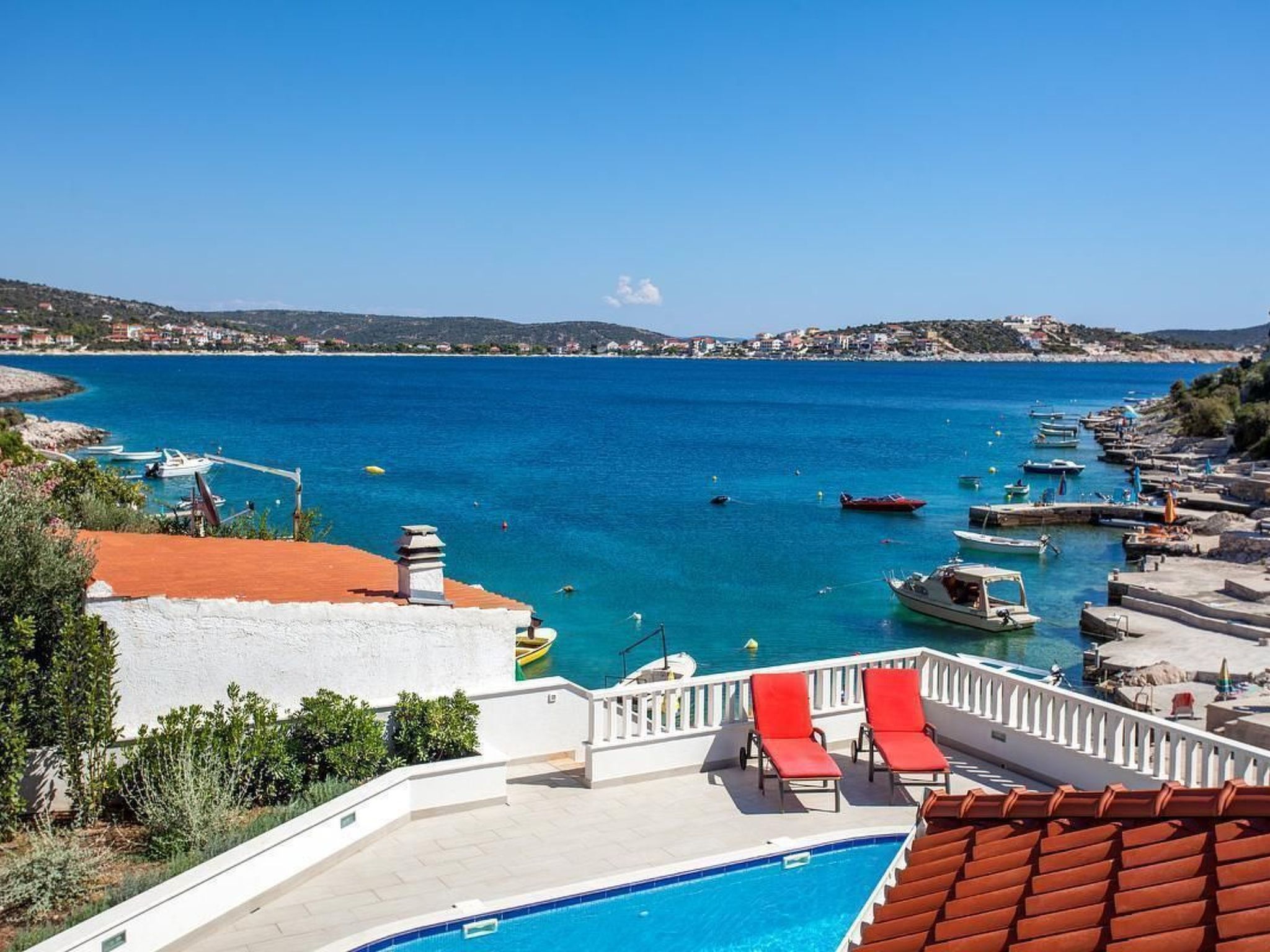 Luxuriöses Ferienhaus mit Pool direkt am Meer-Drinnen