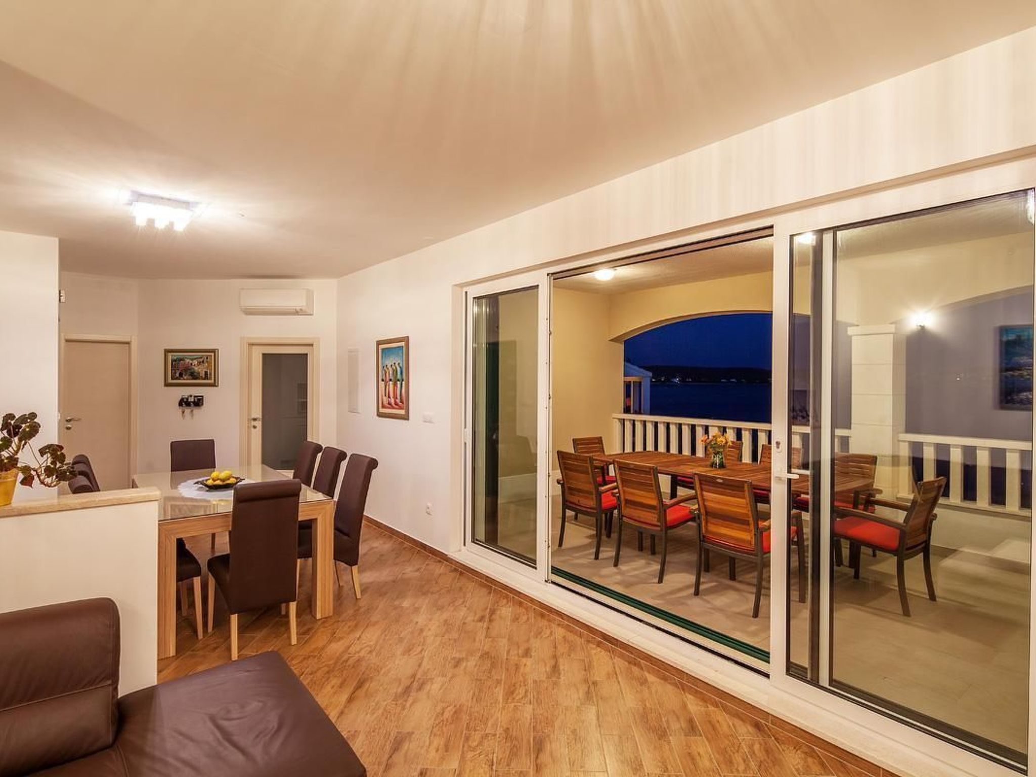 Luxuriöses Ferienhaus mit Pool direkt am Meer-Drinnen