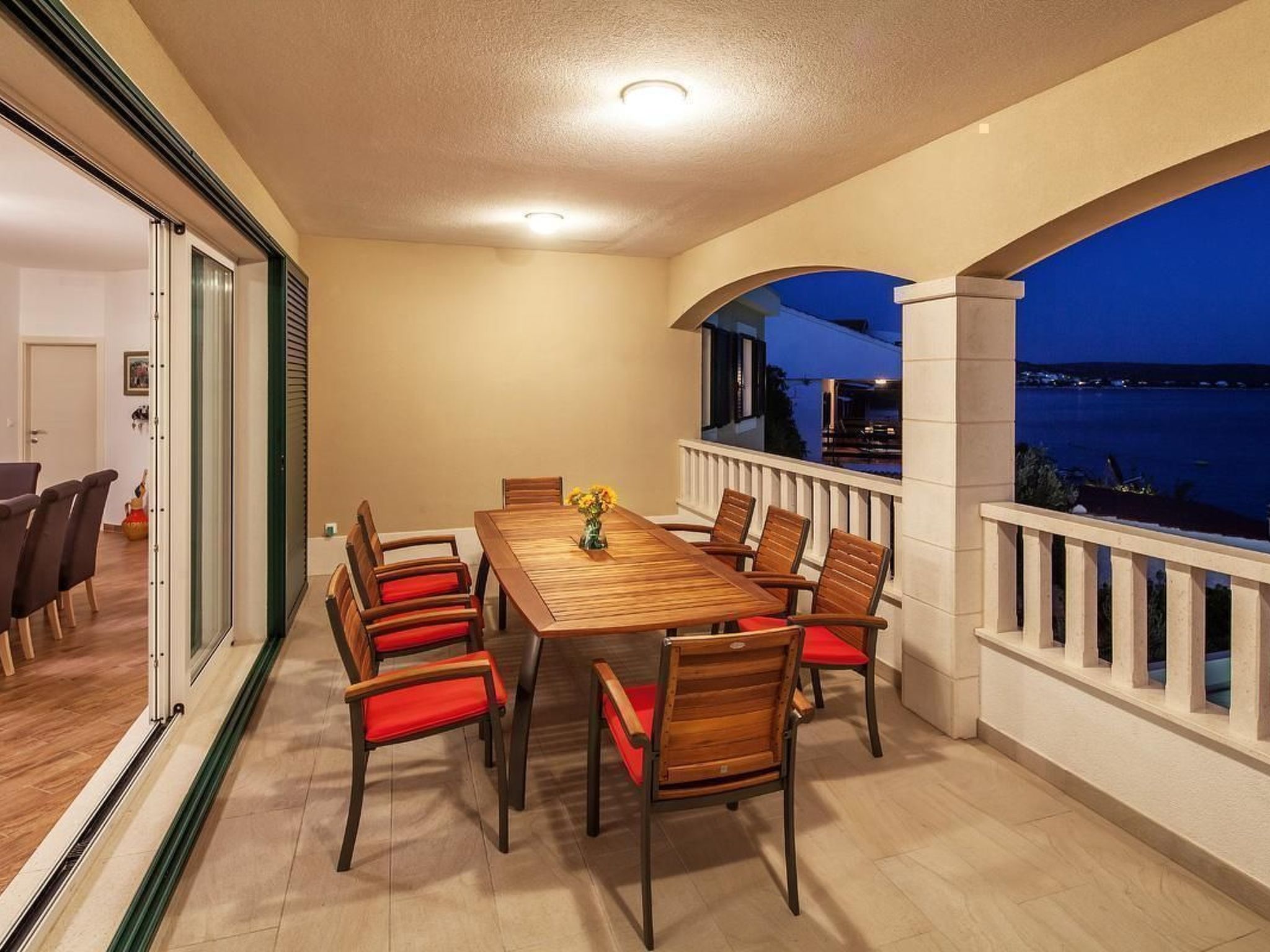 Luxuriöses Ferienhaus mit Pool direkt am Meer-Drinnen