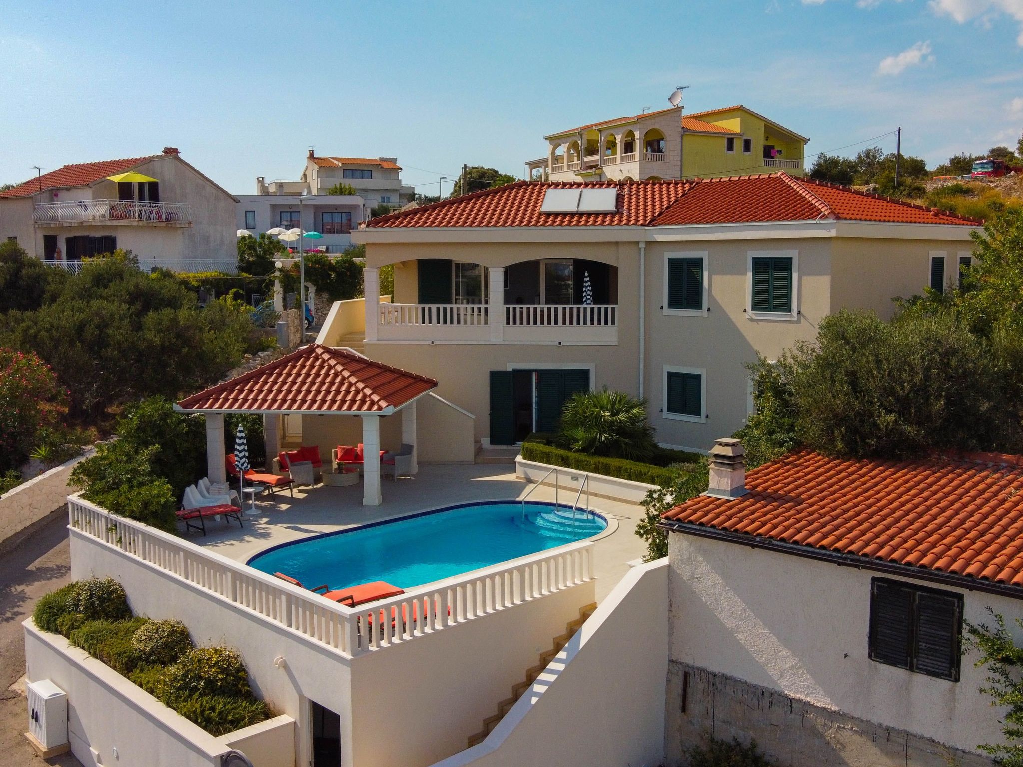 Luxuriöses Ferienhaus mit Pool direkt am Meer