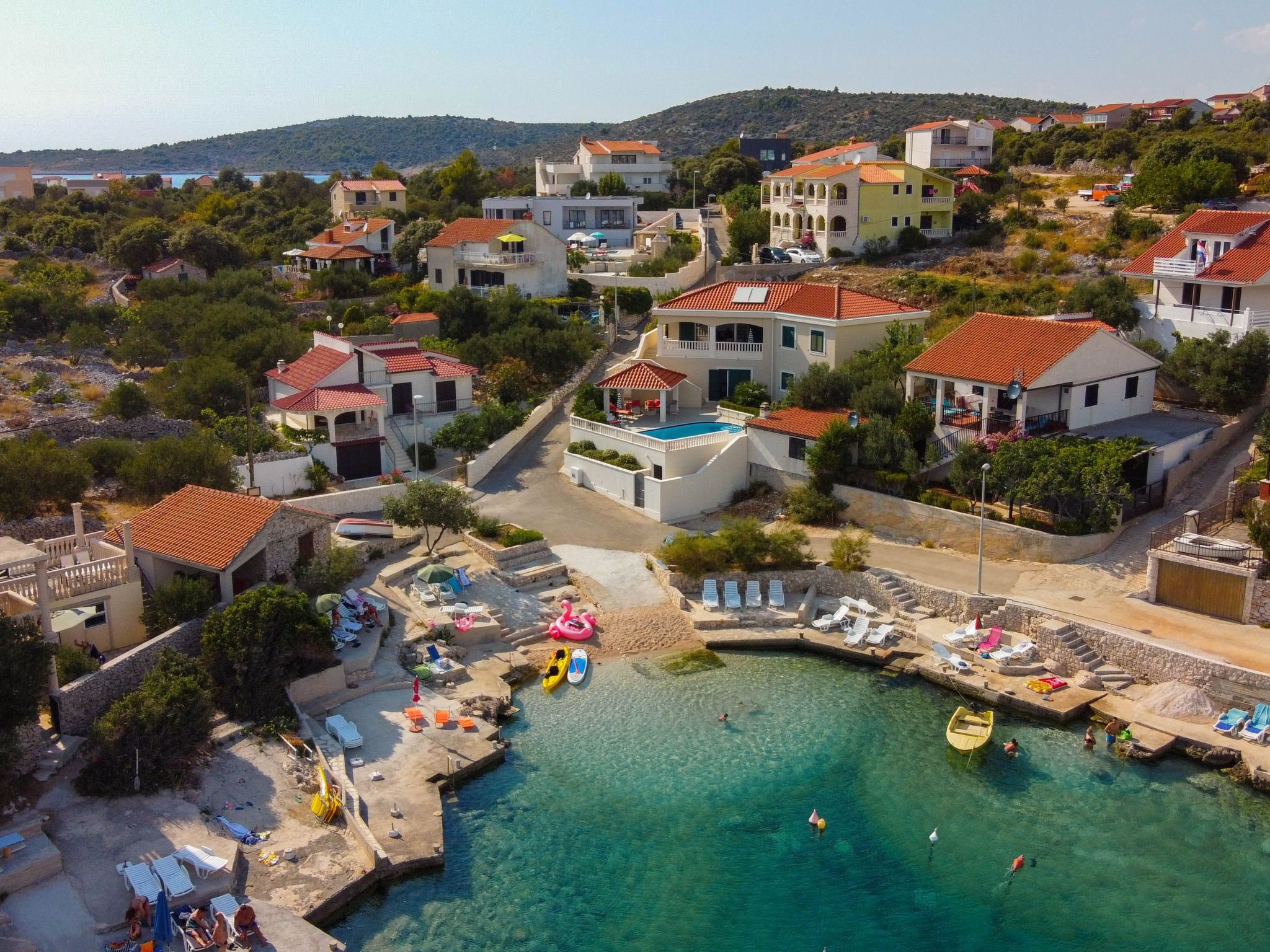 Luxuriöses Ferienhaus mit Pool direkt am Meer