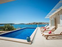 Villa Lori: Luxe Vrijstaande Villa met Verwarmd Zwembad Direct aan Zee in Podorljak - thumbnail 1