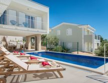 Villa Lori: Luxe Vrijstaande Villa met Verwarmd Zwembad Direct aan Zee in Podorljak - thumbnail 2