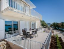 Villa Lori: Luxe Vrijstaande Villa met Verwarmd Zwembad Direct aan Zee in Podorljak - thumbnail 4