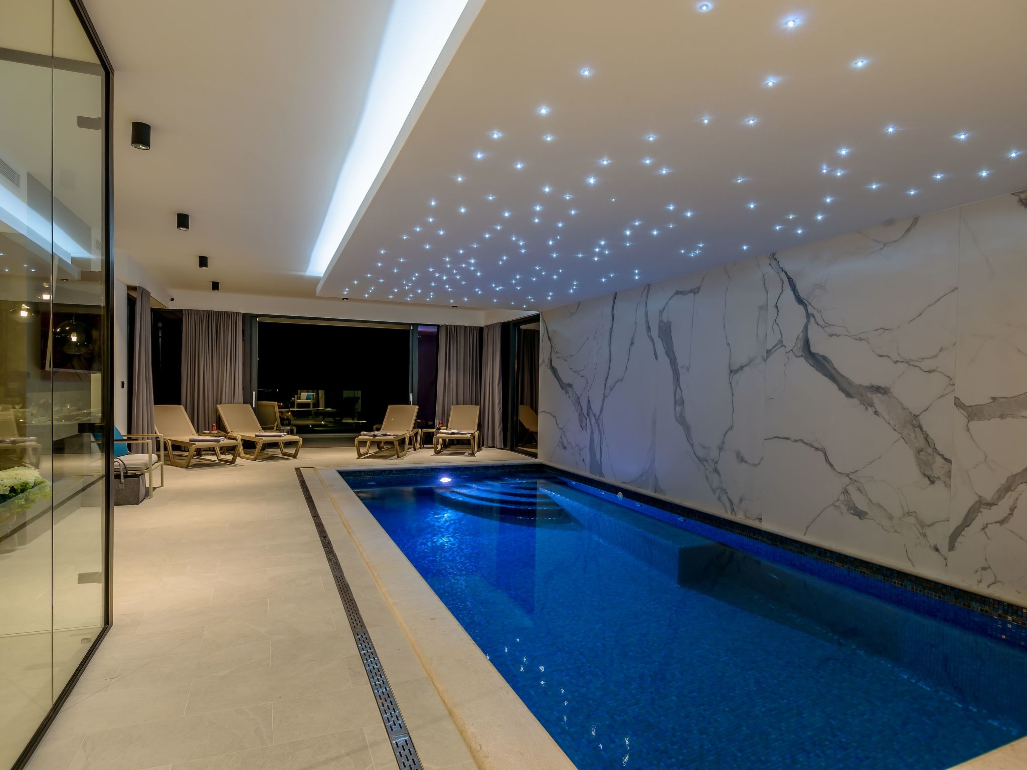 Luxuriöse Villa mit Innenpool