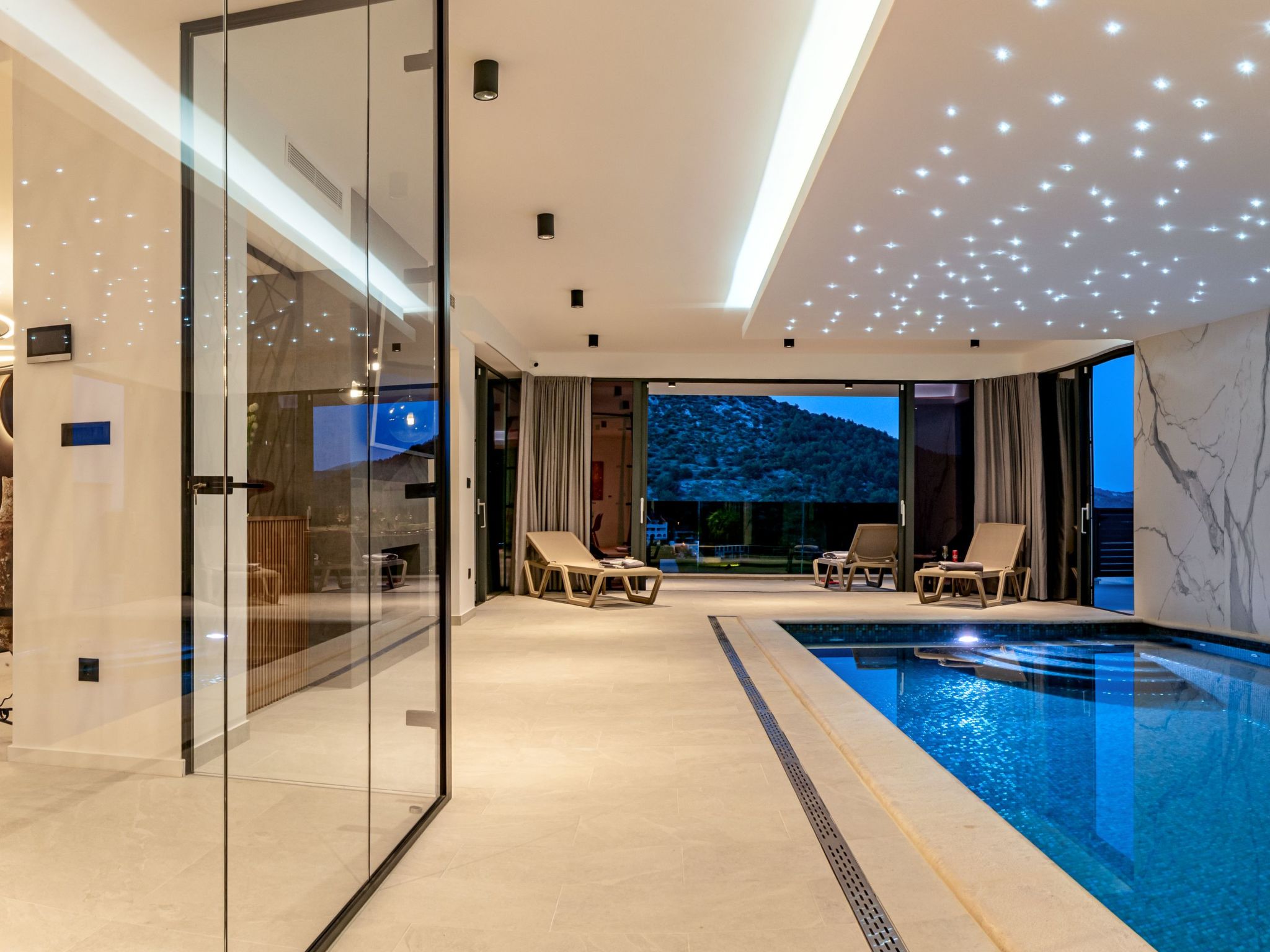 Luxuriöse Villa mit Innenpool