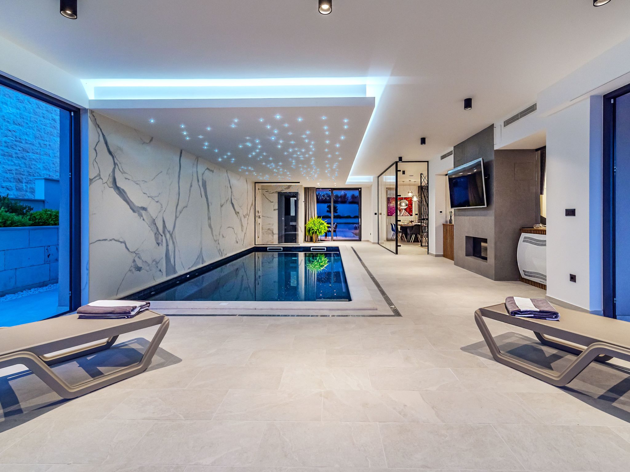 Luxuriöse Villa mit Innenpool-Image-tags.info