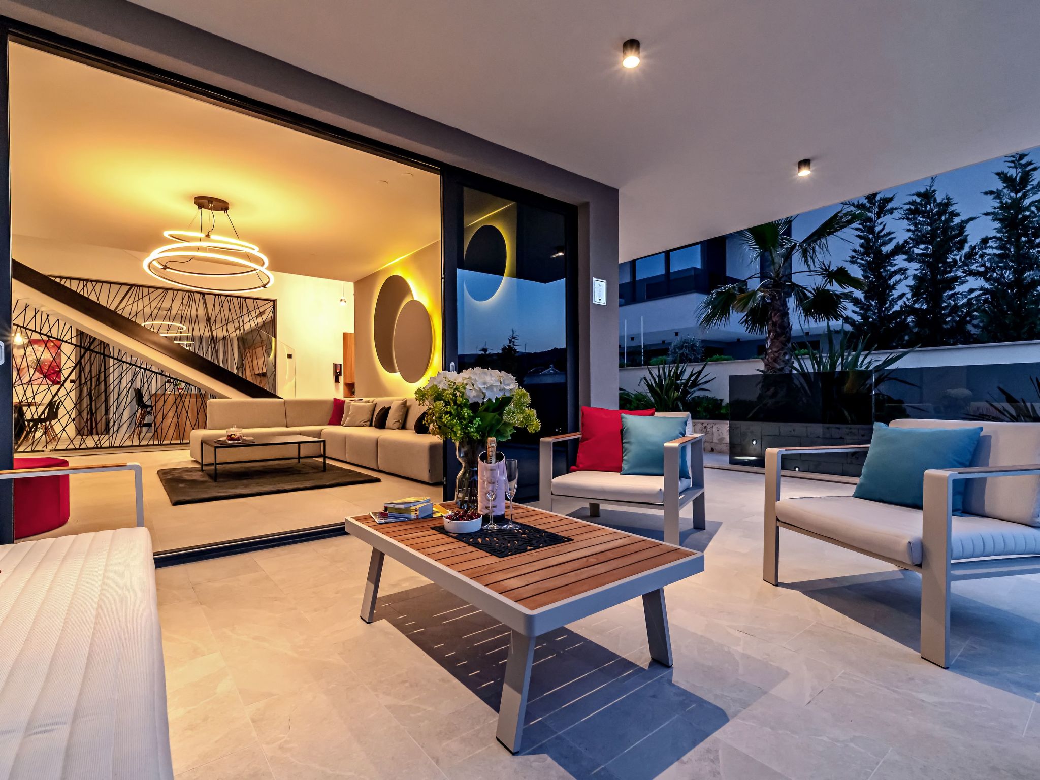 Luxuriöse Villa mit Innenpool-Image-tags.info