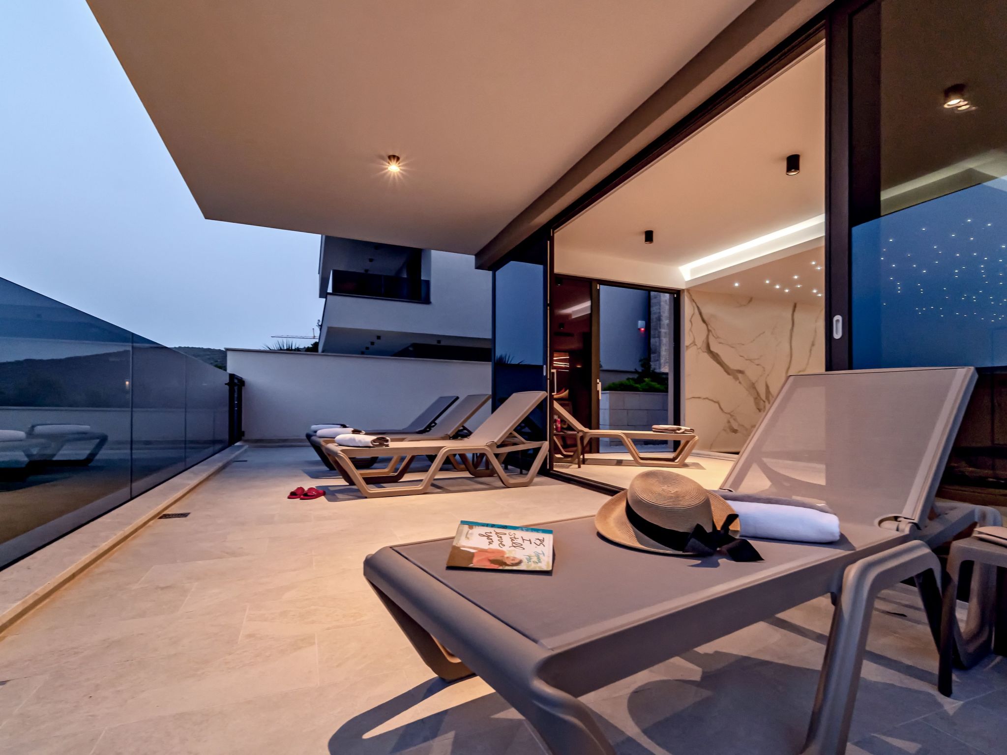 Luxuriöse Villa mit Innenpool-Image-tags.info