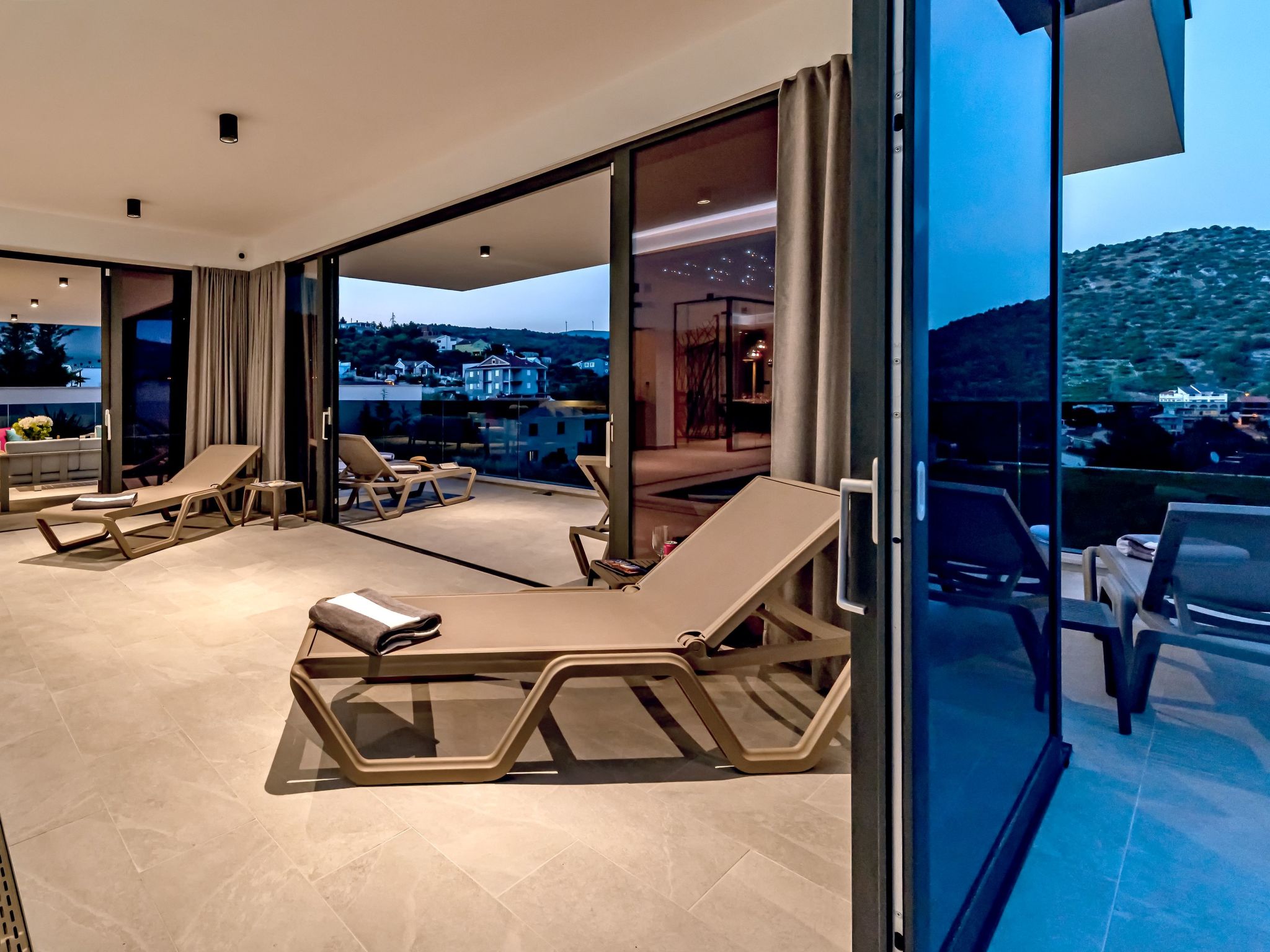 Luxuriöse Villa mit Innenpool-Image-tags.info