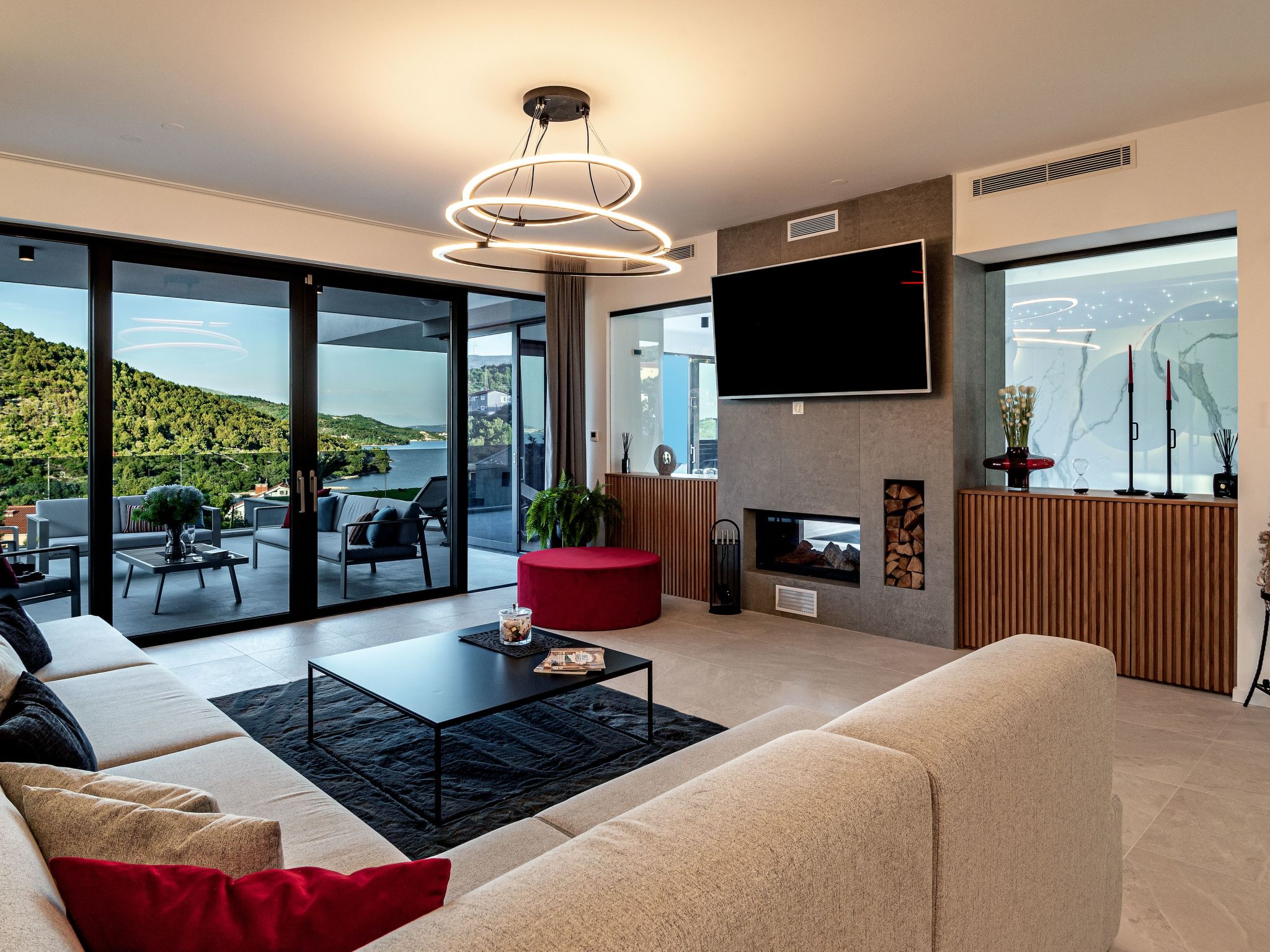 Luxuriöse Villa mit Innenpool-Image-tags.info