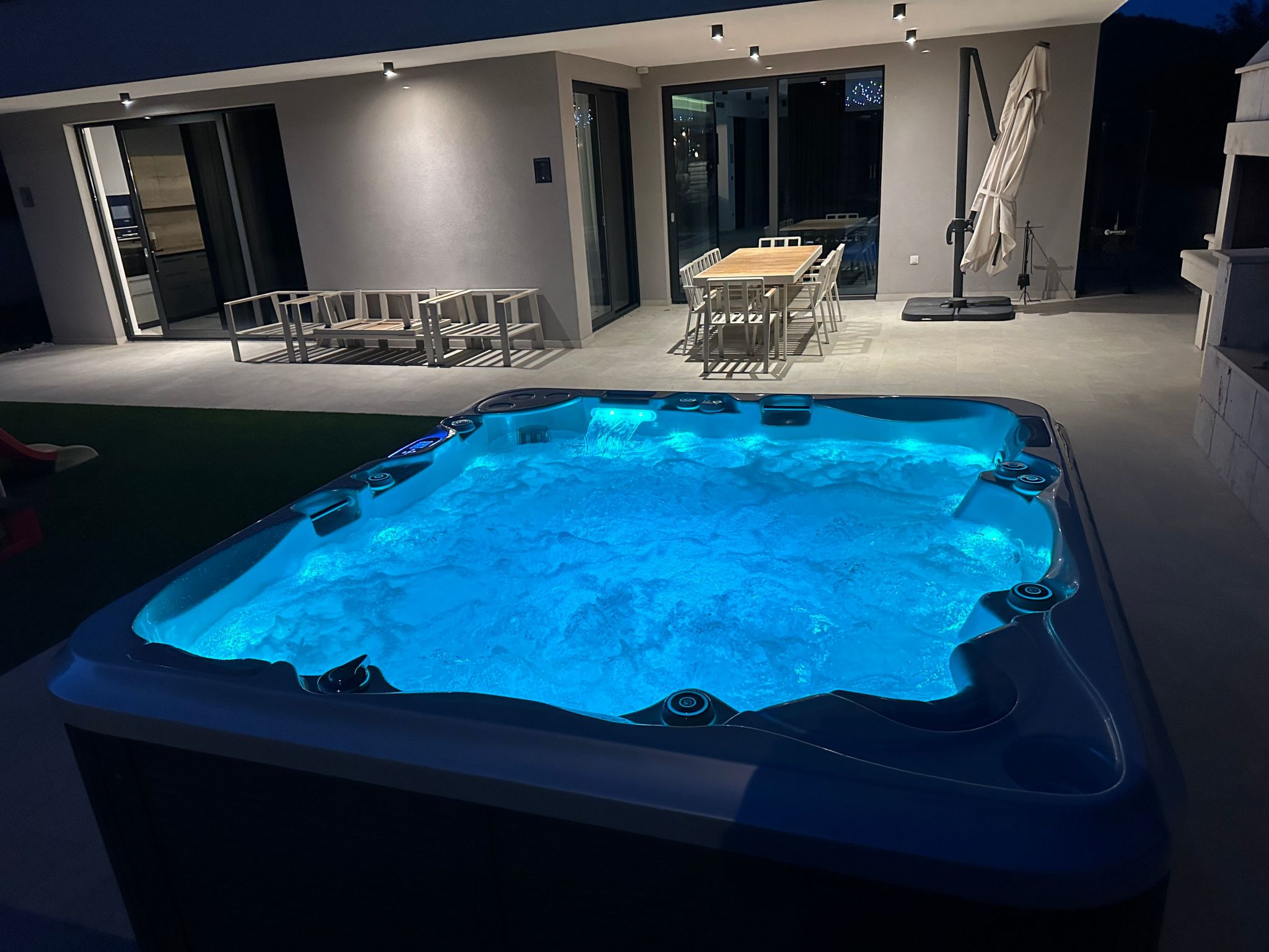 Luxuriöse Villa mit Innenpool-Image-tags.info