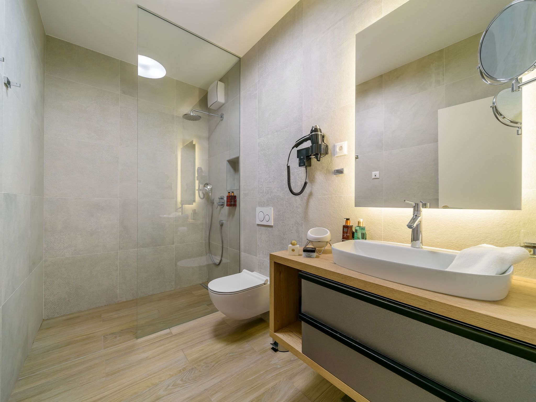 Luxuriöse Villa mit Innenpool-Image-tags.info