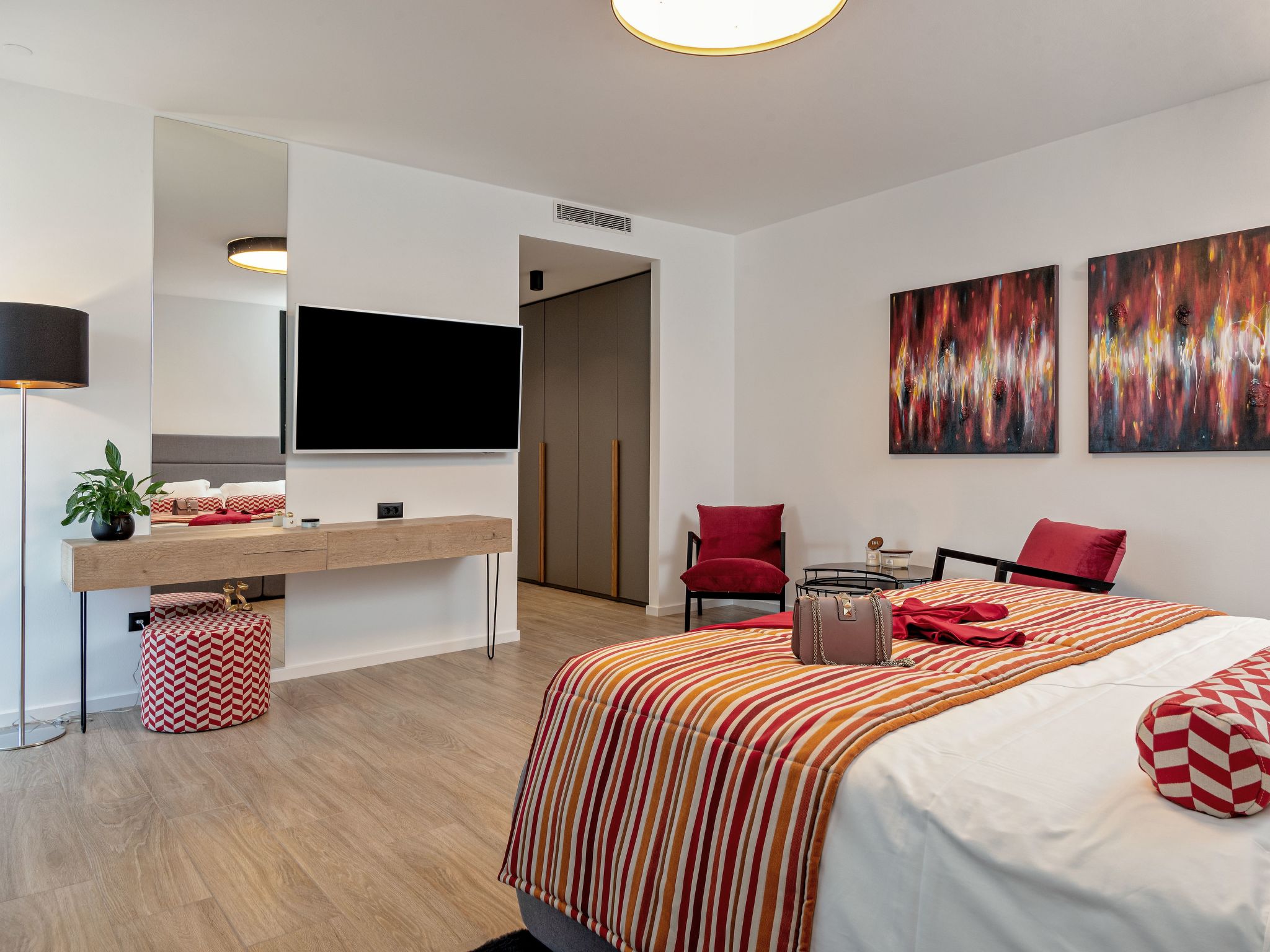 Luxuriöse Villa mit Innenpool-Image-tags.info