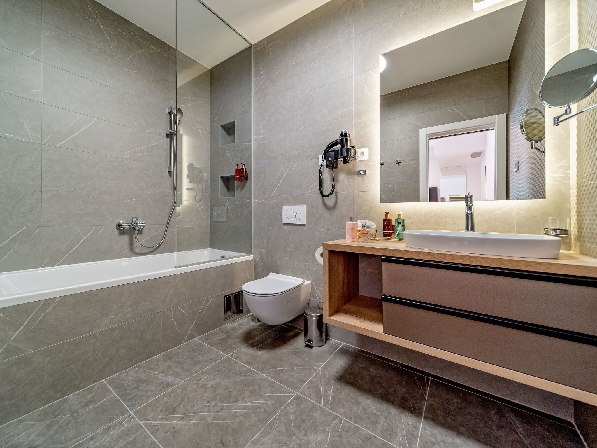 Luxuriöse Villa mit Innenpool-Image-tags.info