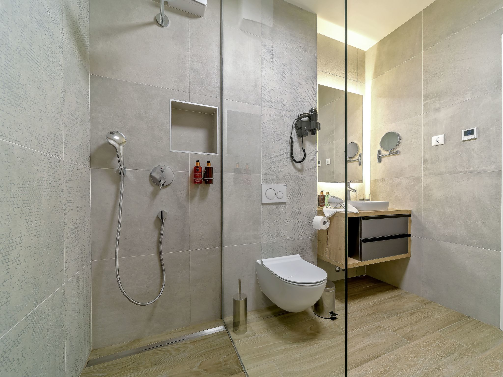 Luxuriöse Villa mit Innenpool-Image-tags.info