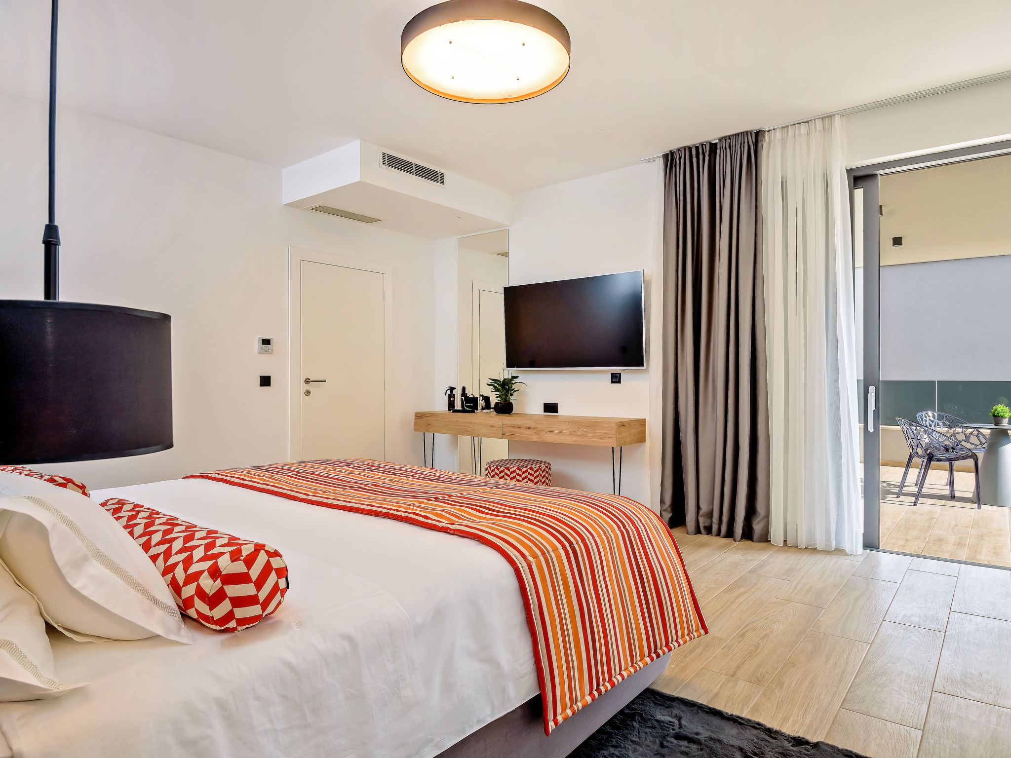 Luxuriöse Villa mit Innenpool-Image-tags.info