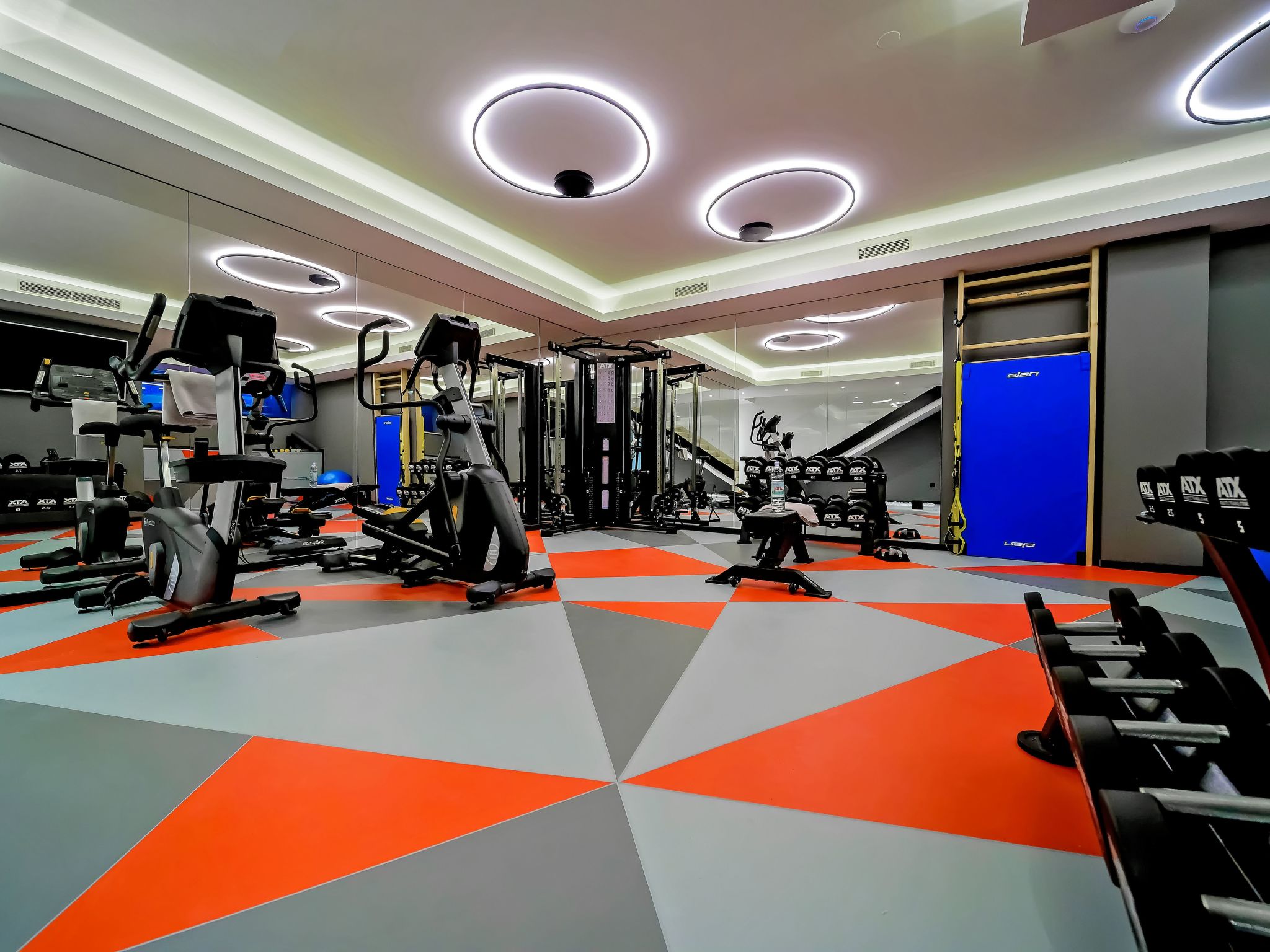 Luxuriöse Villa mit Innenpool-Image-tags.info