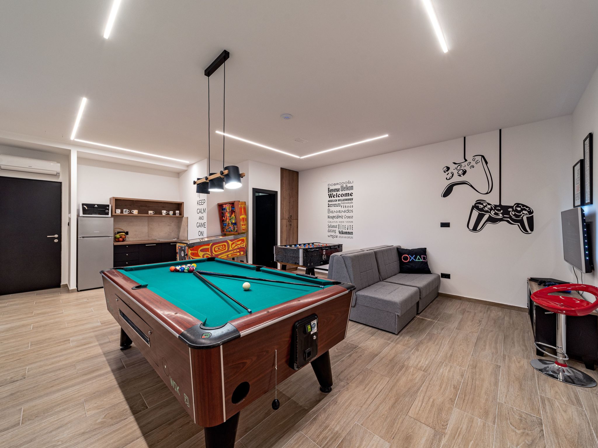 Luxuriöse Villa mit Innenpool-Image-tags.info