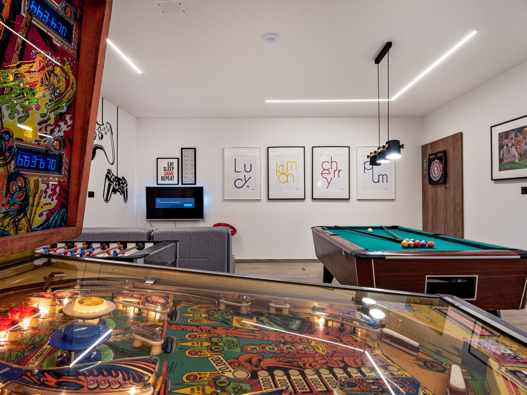 Luxuriöse Villa mit Innenpool-Image-tags.info