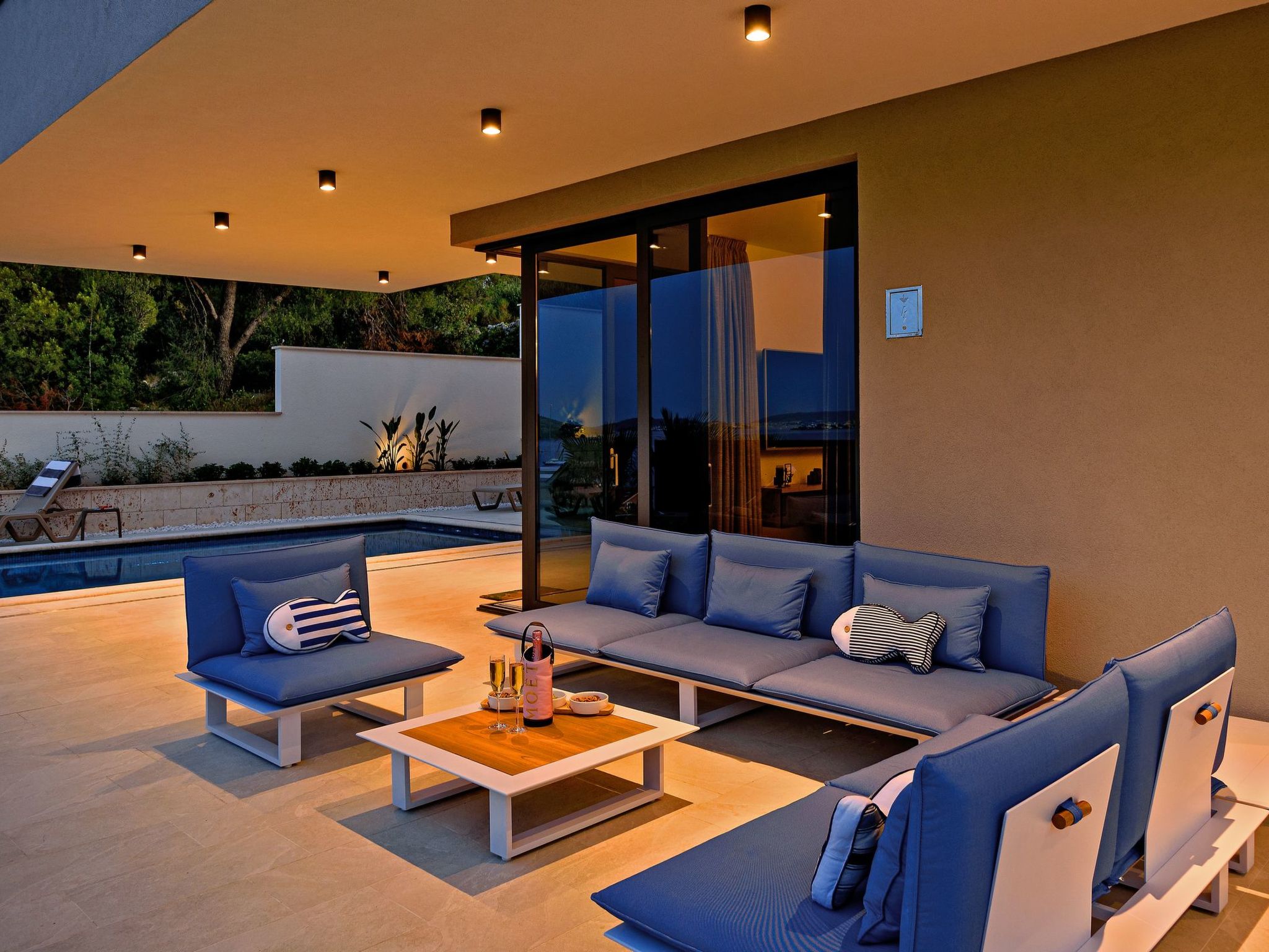 Luxuriöse Villa mit Infinity-Außenpool