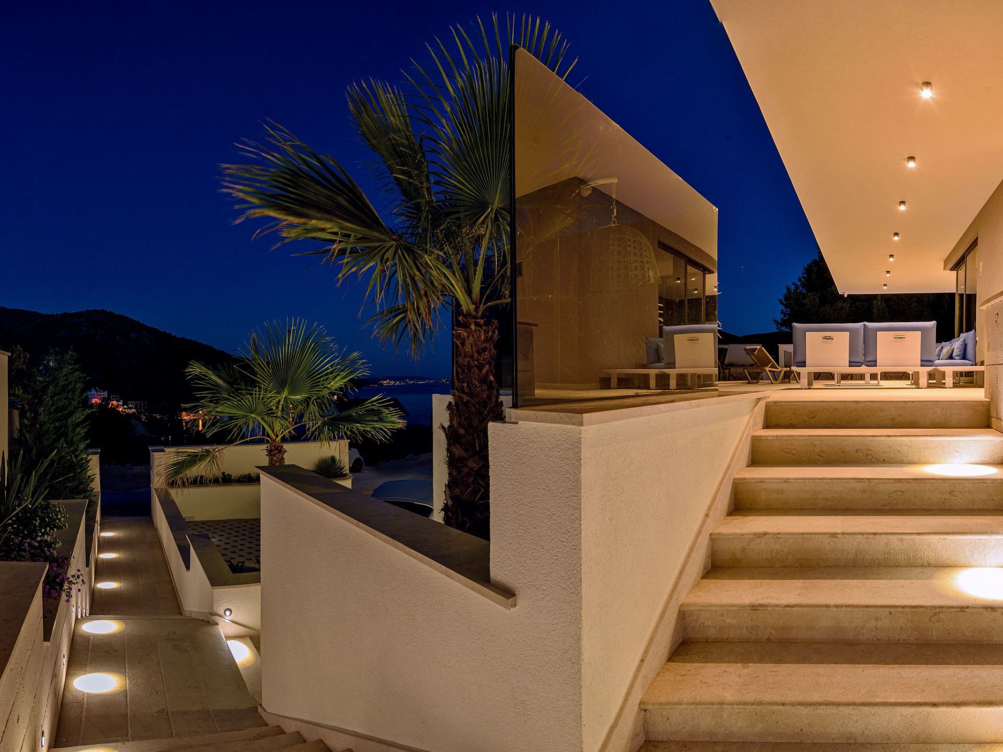 Luxuriöse Villa mit Infinity-Außenpool