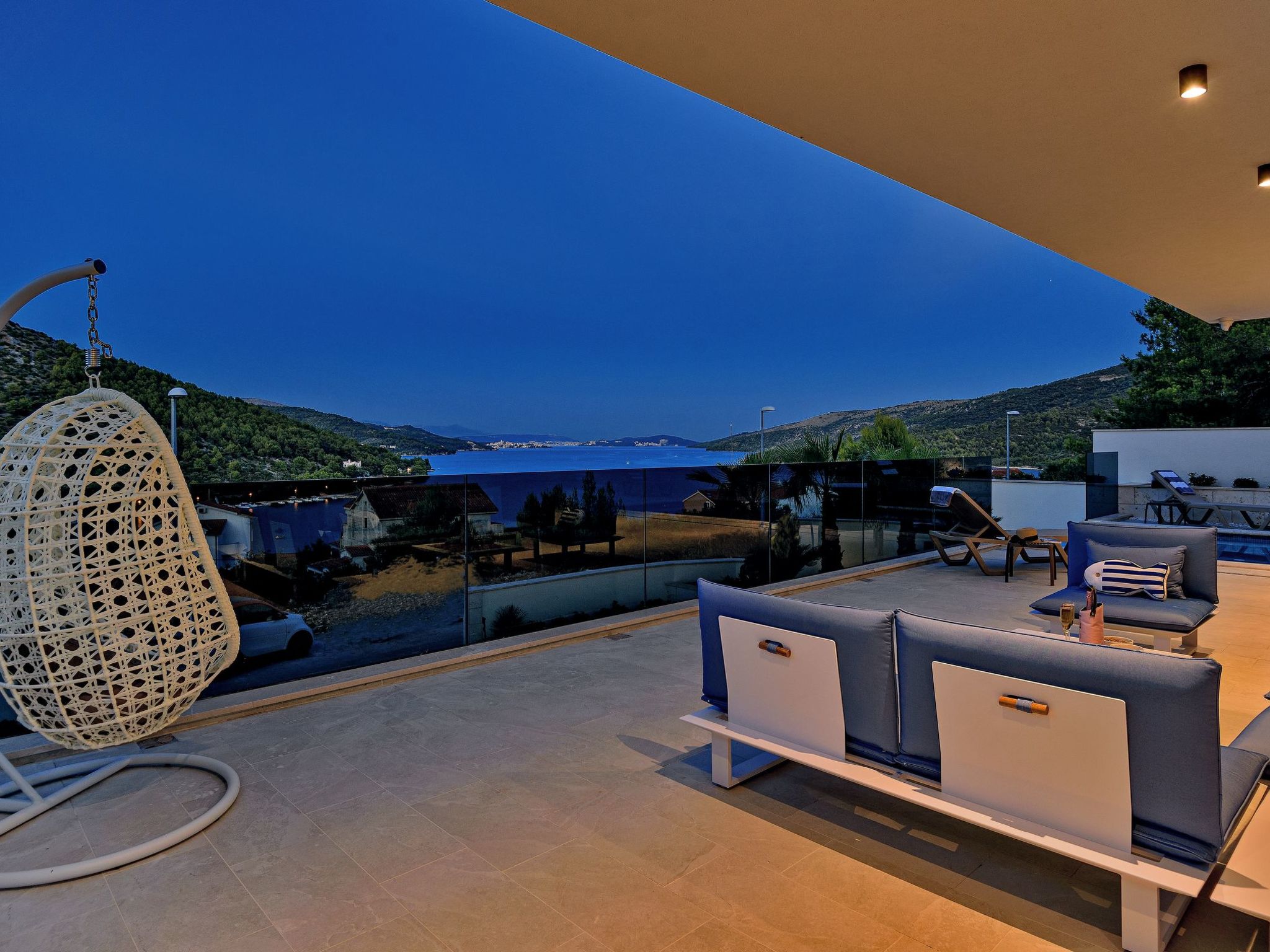 Luxuriöse Villa mit Infinity-Außenpool-Image-tags.info