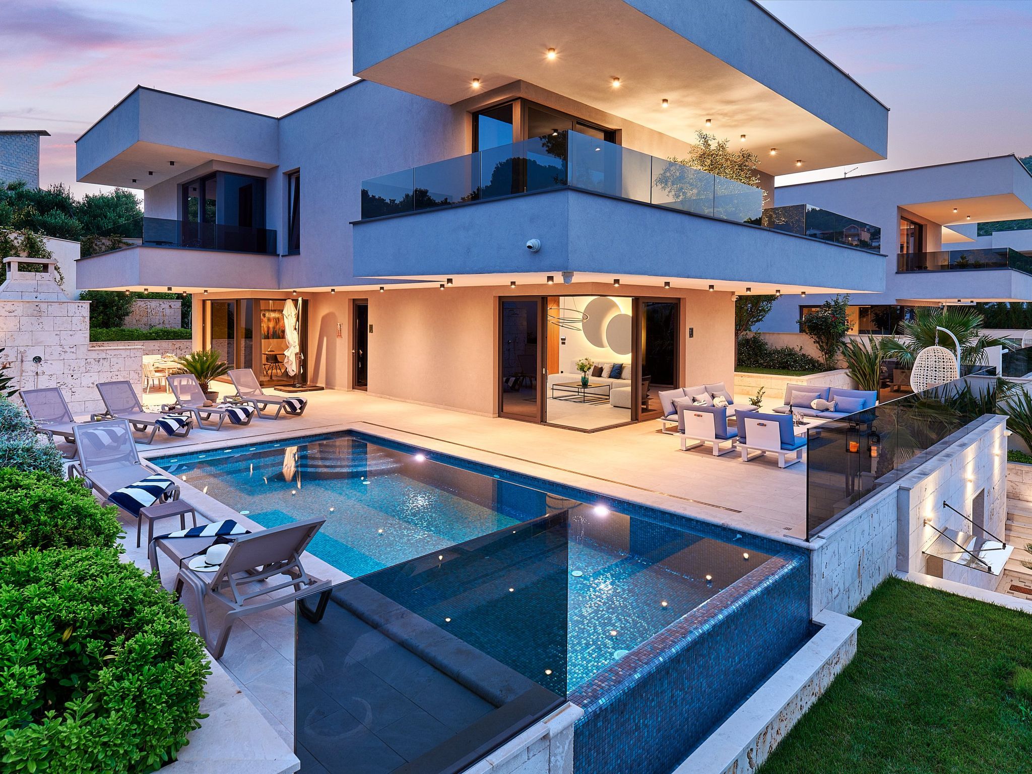 Luxuriöse Villa mit Infinity-Außenpool-Image-tags.info