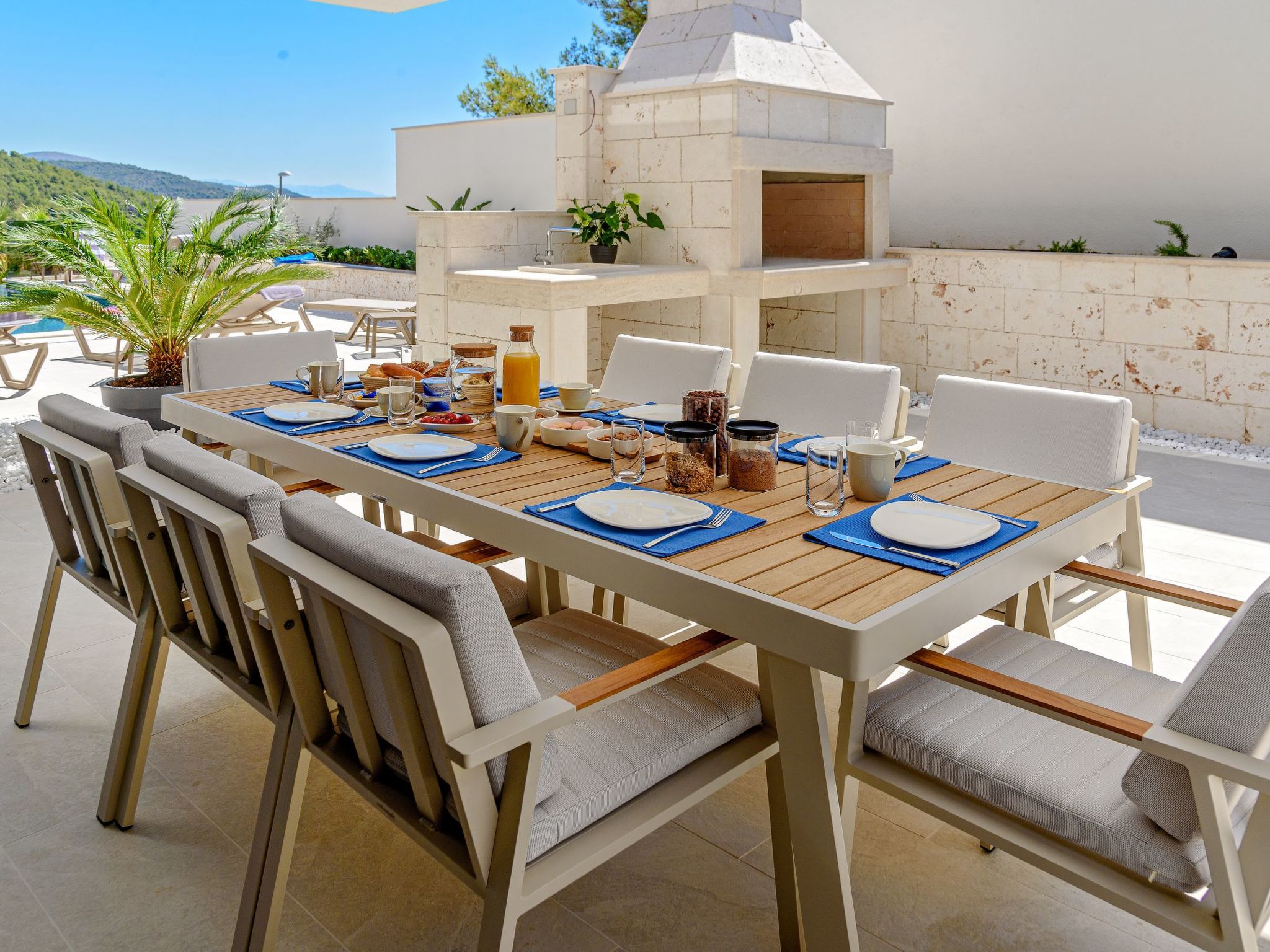 Luxuriöse Villa mit Infinity-Außenpool-Image-tags.info