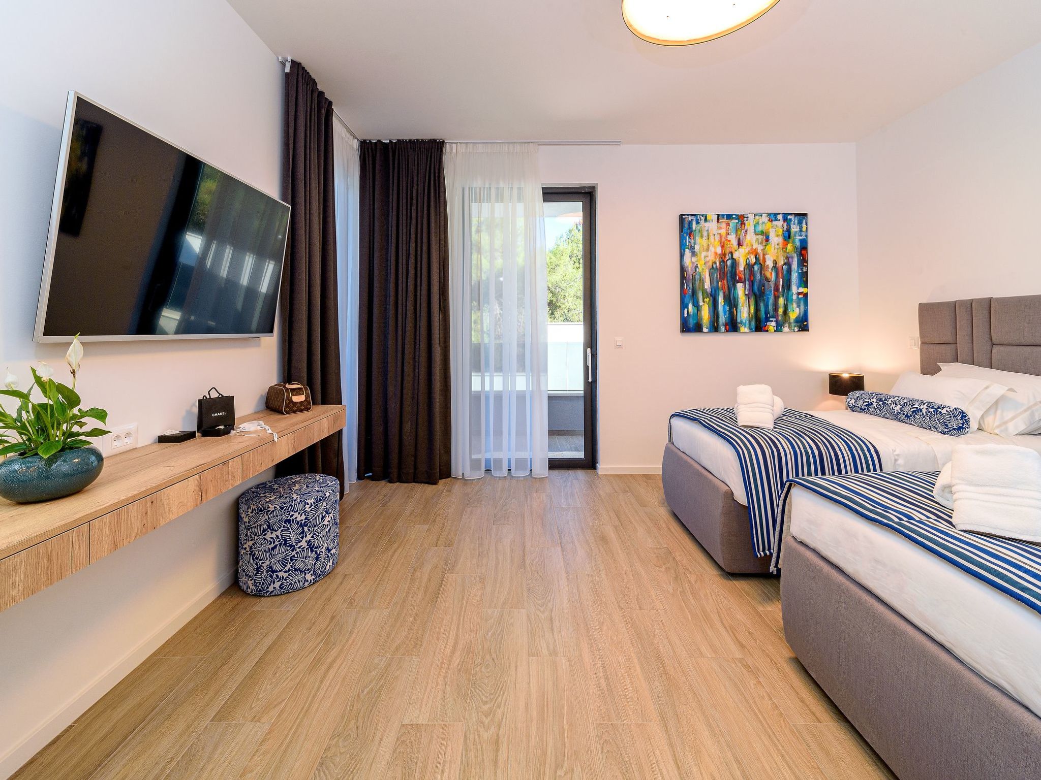 Luxuriöse Villa mit Infinity-Außenpool-Image-tags.info