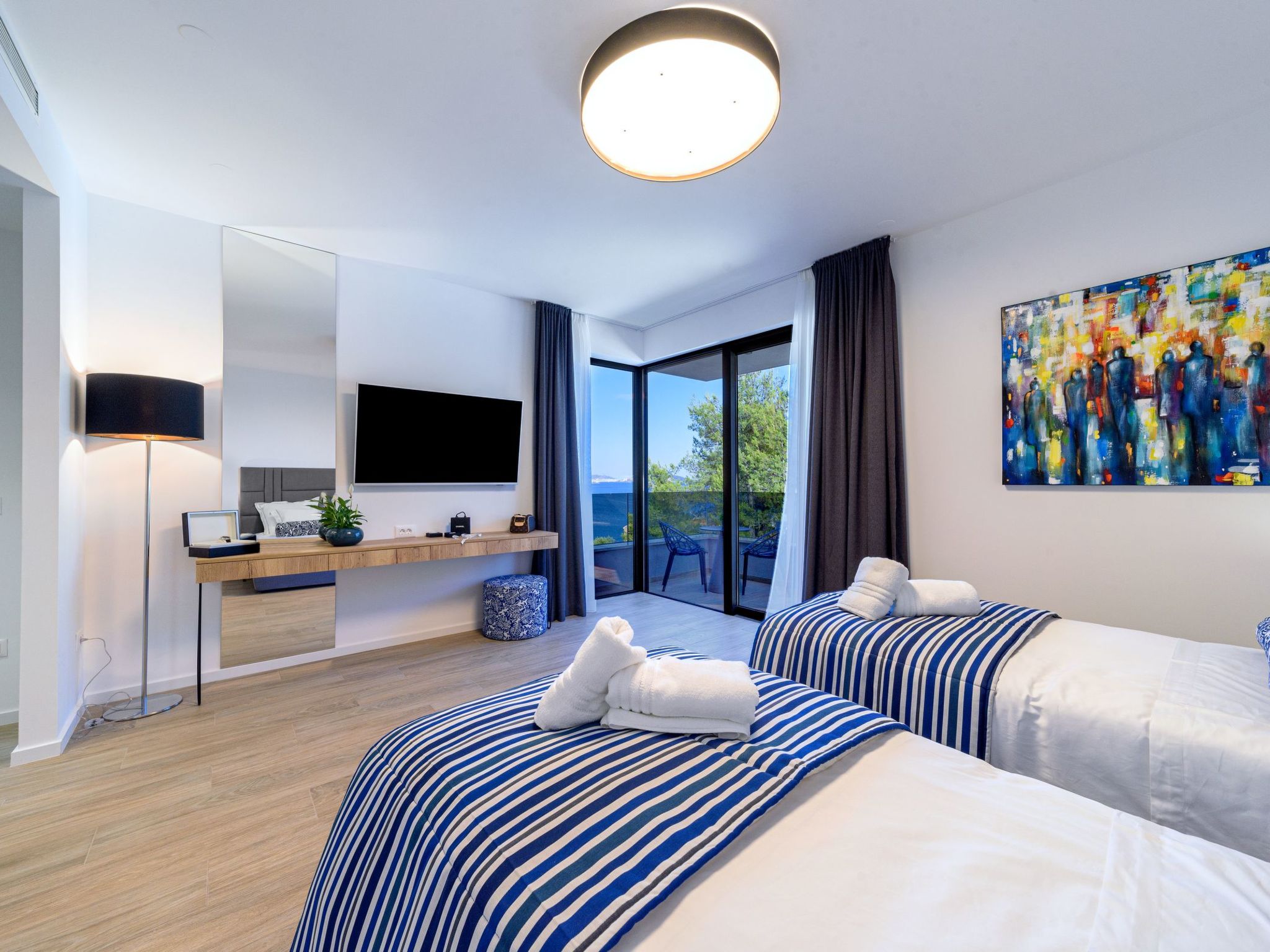 Luxuriöse Villa mit Infinity-Außenpool-Image-tags.info