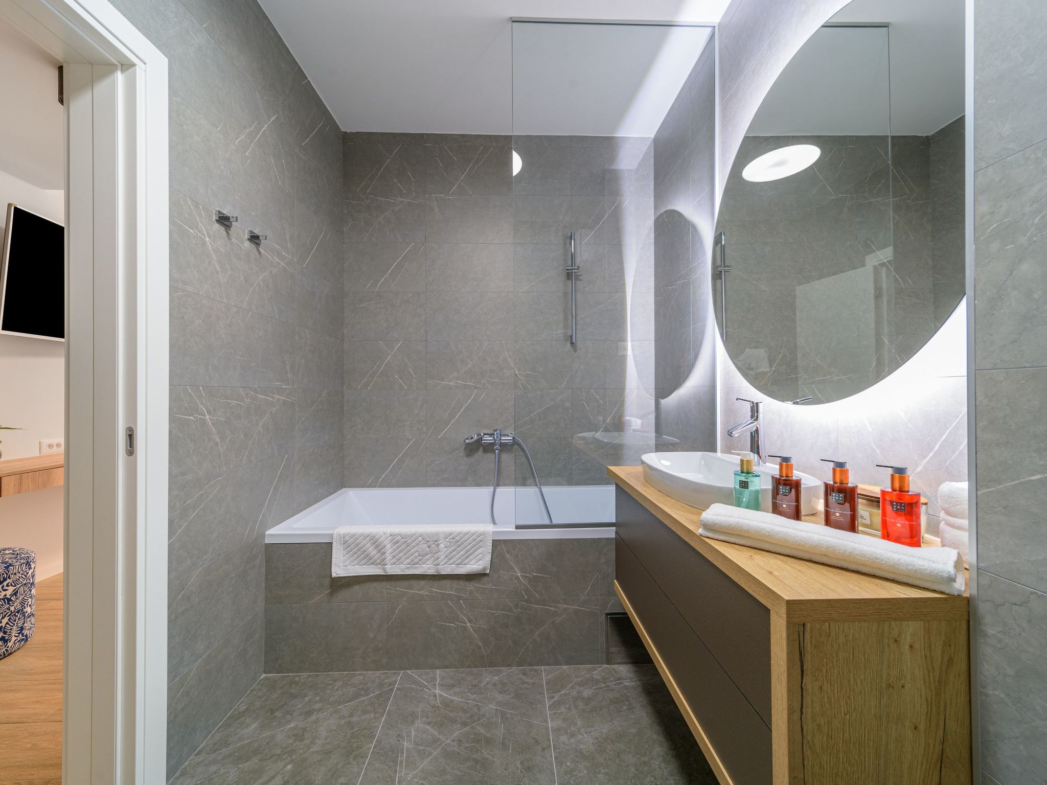 Luxuriöse Villa mit Infinity-Außenpool-Image-tags.info