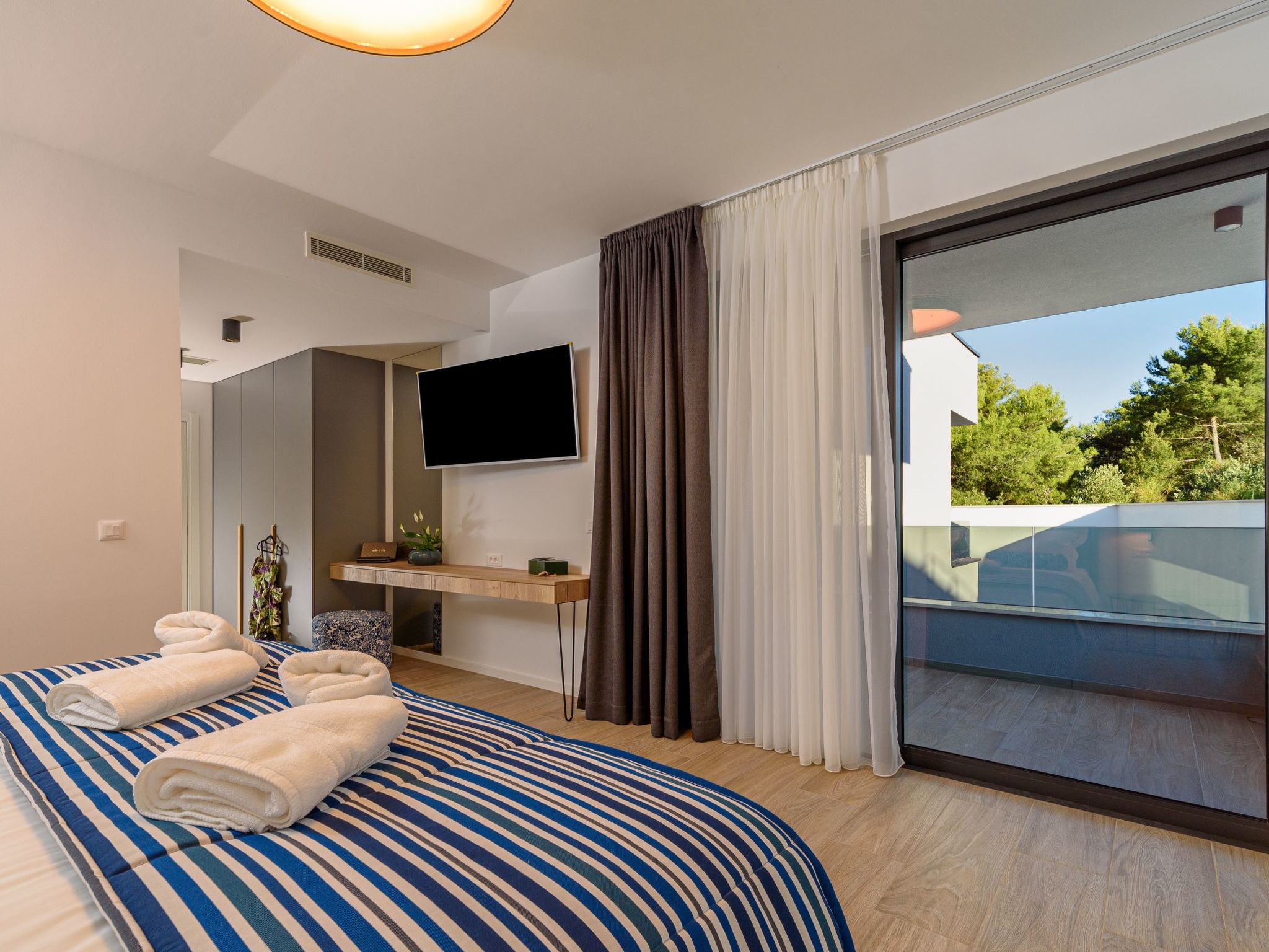 Luxuriöse Villa mit Infinity-Außenpool-Image-tags.info