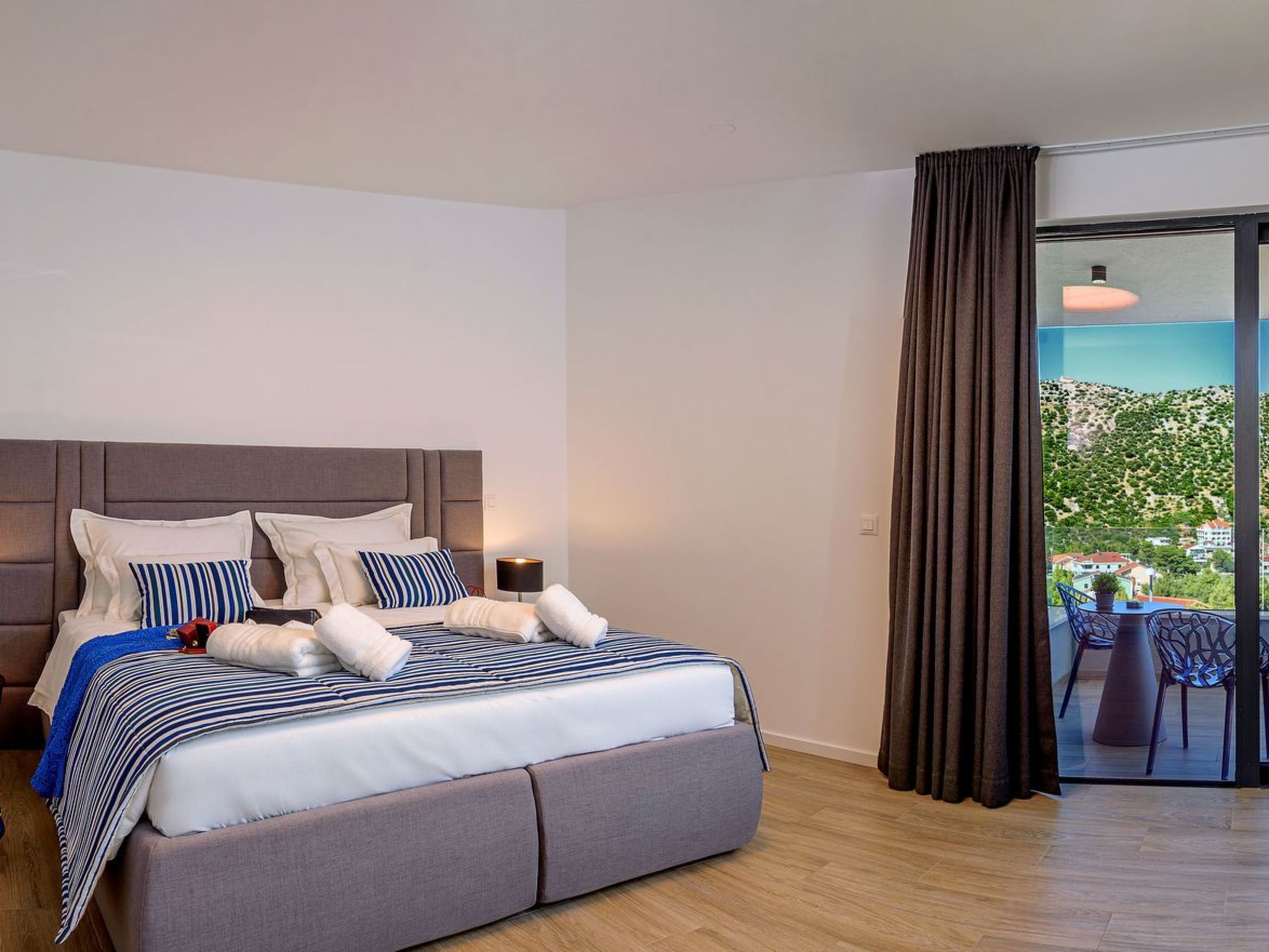 Luxuriöse Villa mit Infinity-Außenpool-Image-tags.info