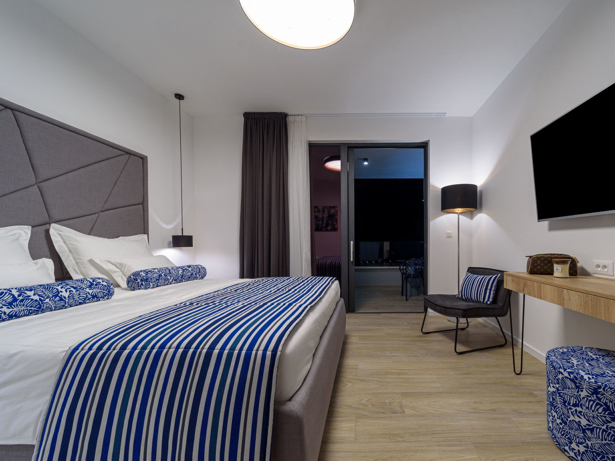 Luxuriöse Villa mit Infinity-Außenpool-Image-tags.info