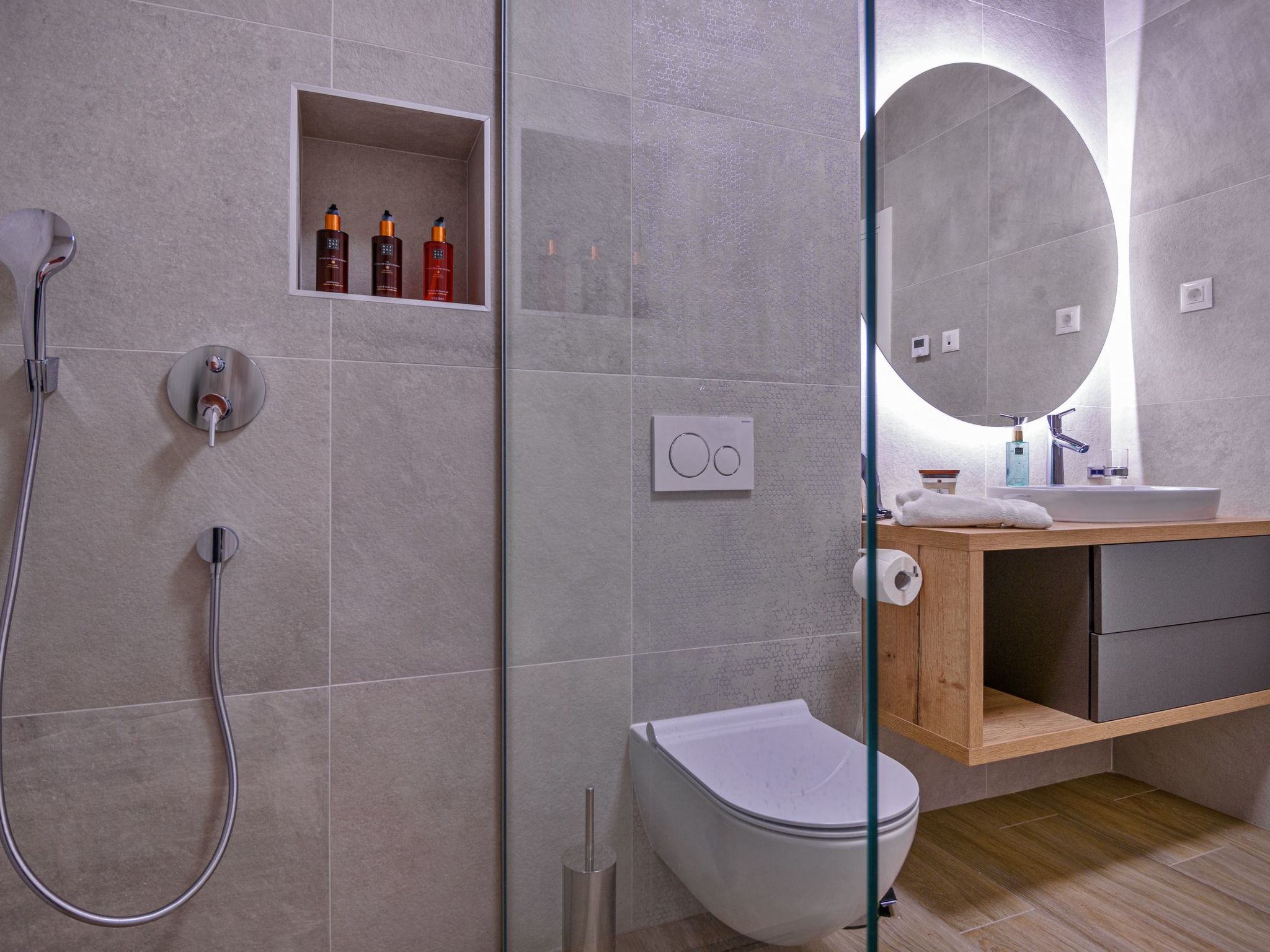 Luxuriöse Villa mit Infinity-Außenpool-Image-tags.info