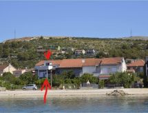 Appartement aan zee in Marina, Midden-Dalmatië – direct aan het strand - thumbnail 1