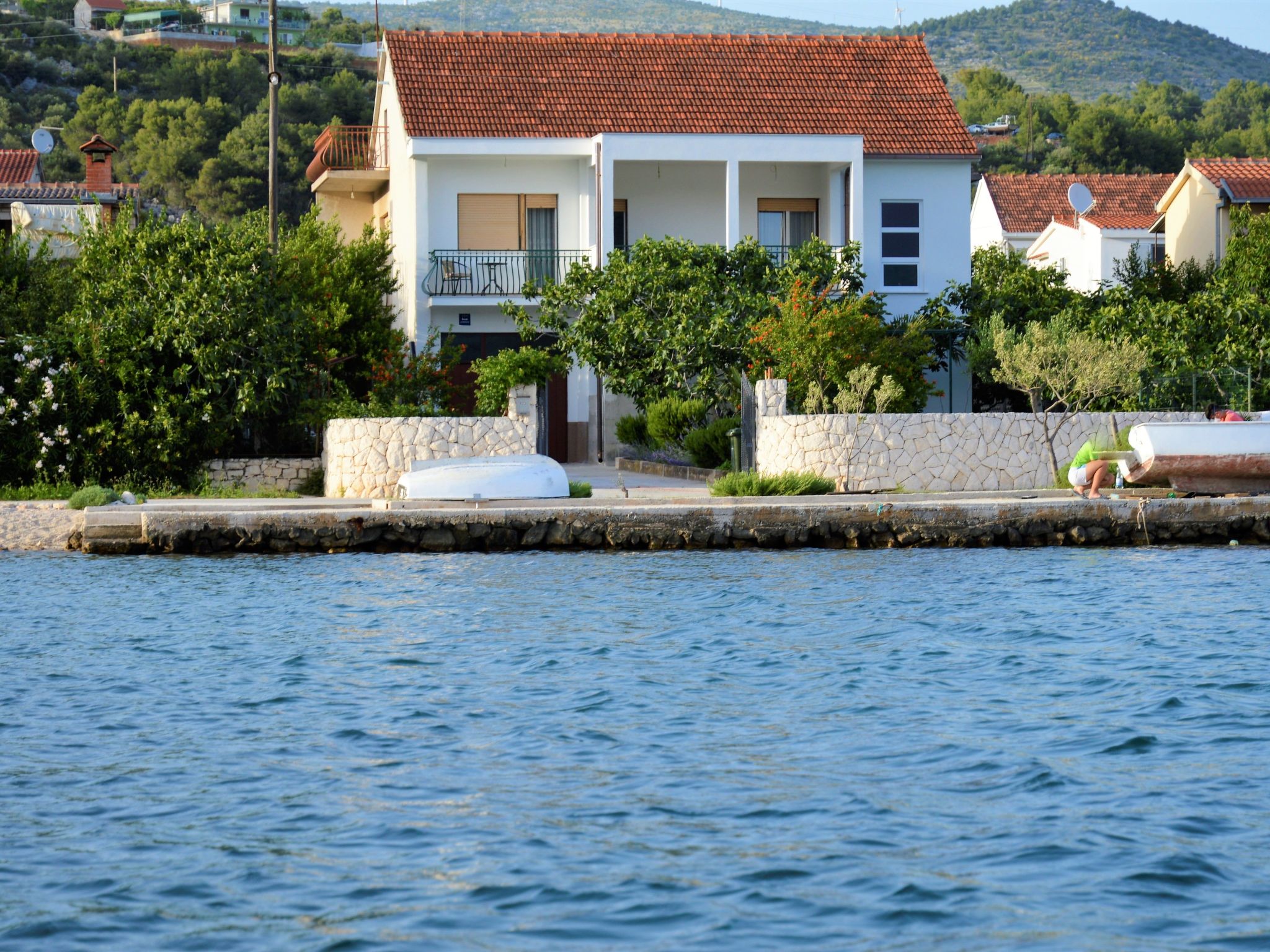 Schöne Wohnung in Poljica mit privatem Parkplatz-Drinnen