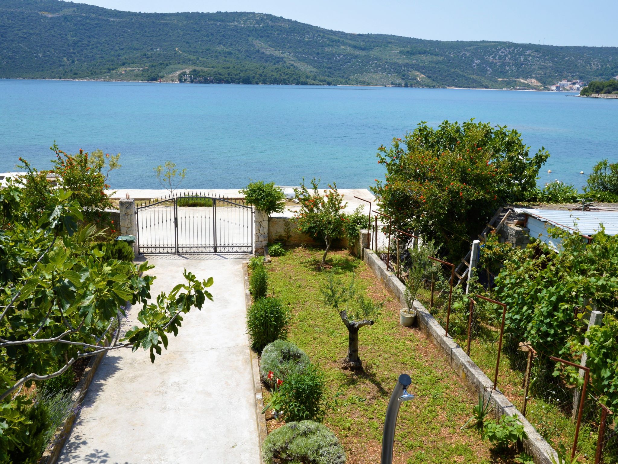 Schöne Wohnung in Poljica mit privatem Parkplatz-Drinnen