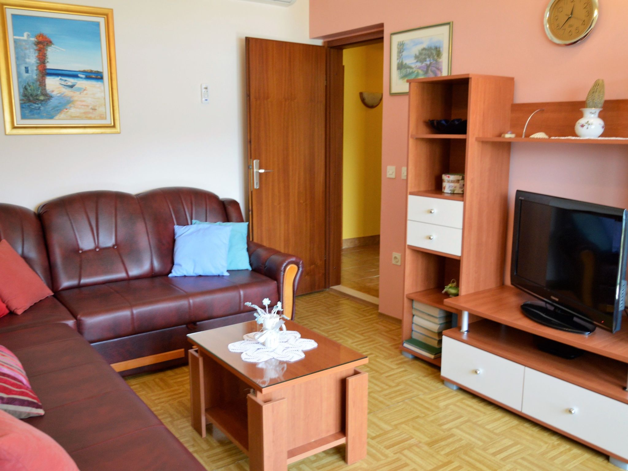 Schöne Wohnung in Poljica mit privatem Parkplatz-Drinnen