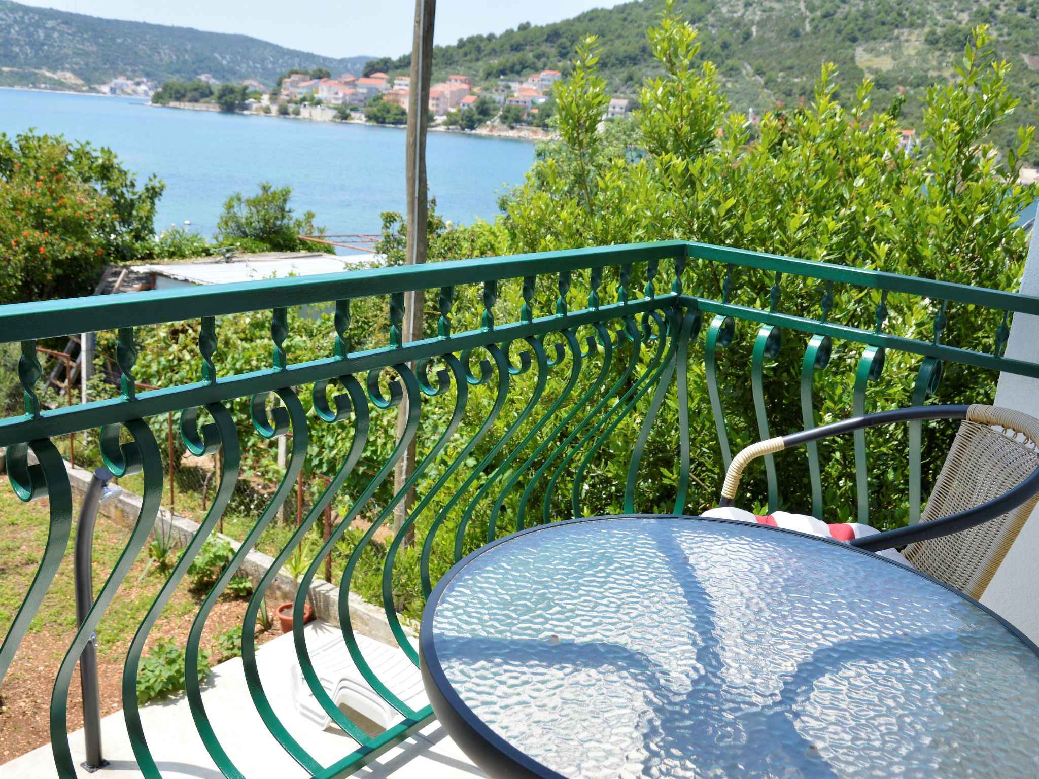 Schöne Wohnung in Poljica mit privatem Parkplatz-Drinnen