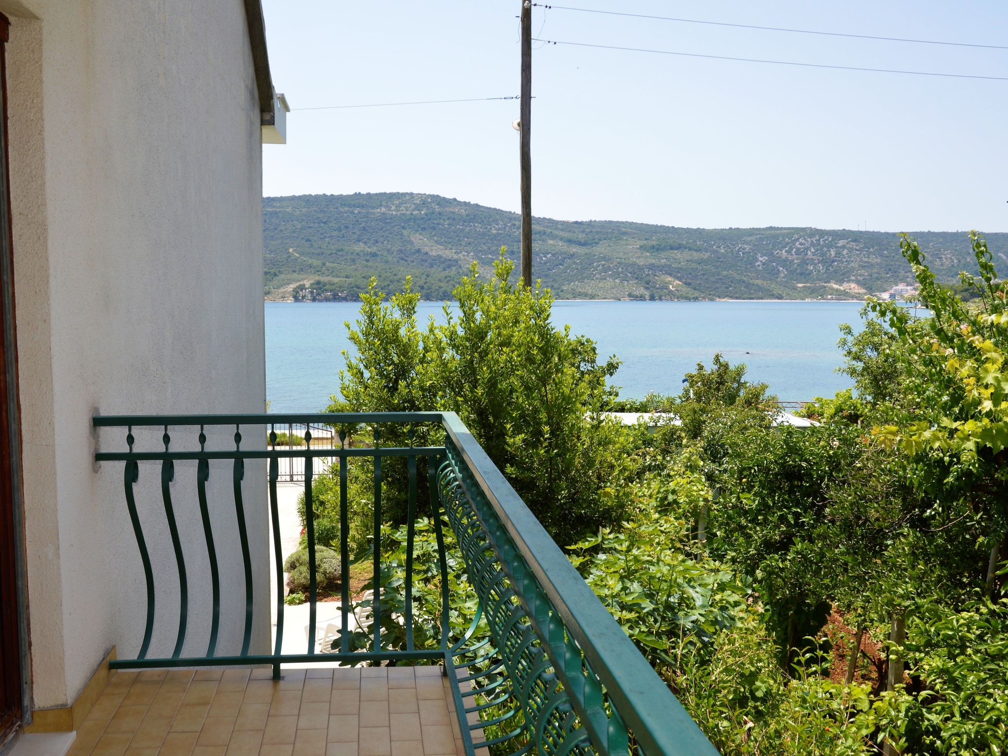 Schöne Wohnung in Poljica mit privatem Parkplatz-Drinnen