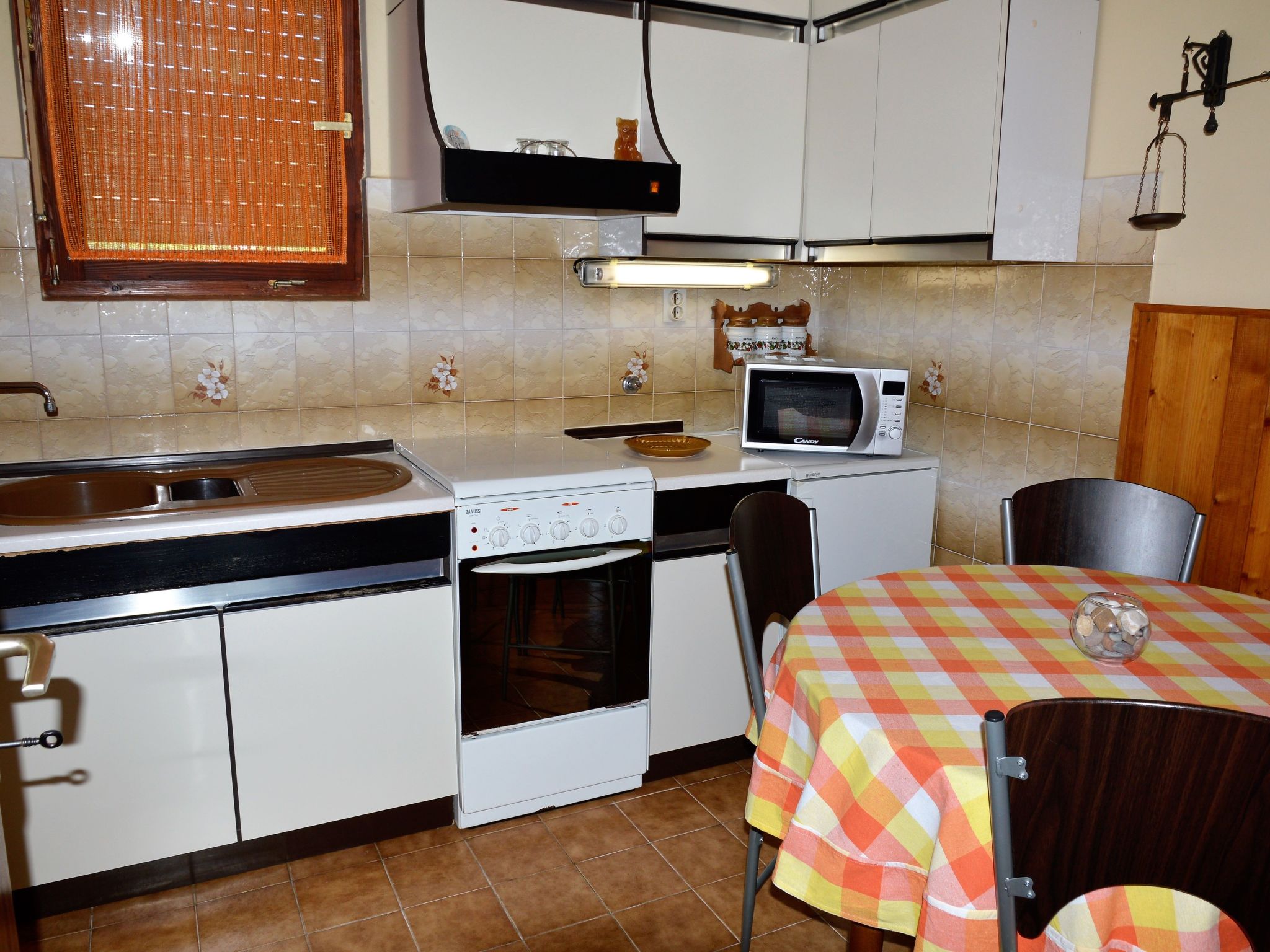 Schöne Wohnung in Poljica mit privatem Parkplatz-Drinnen