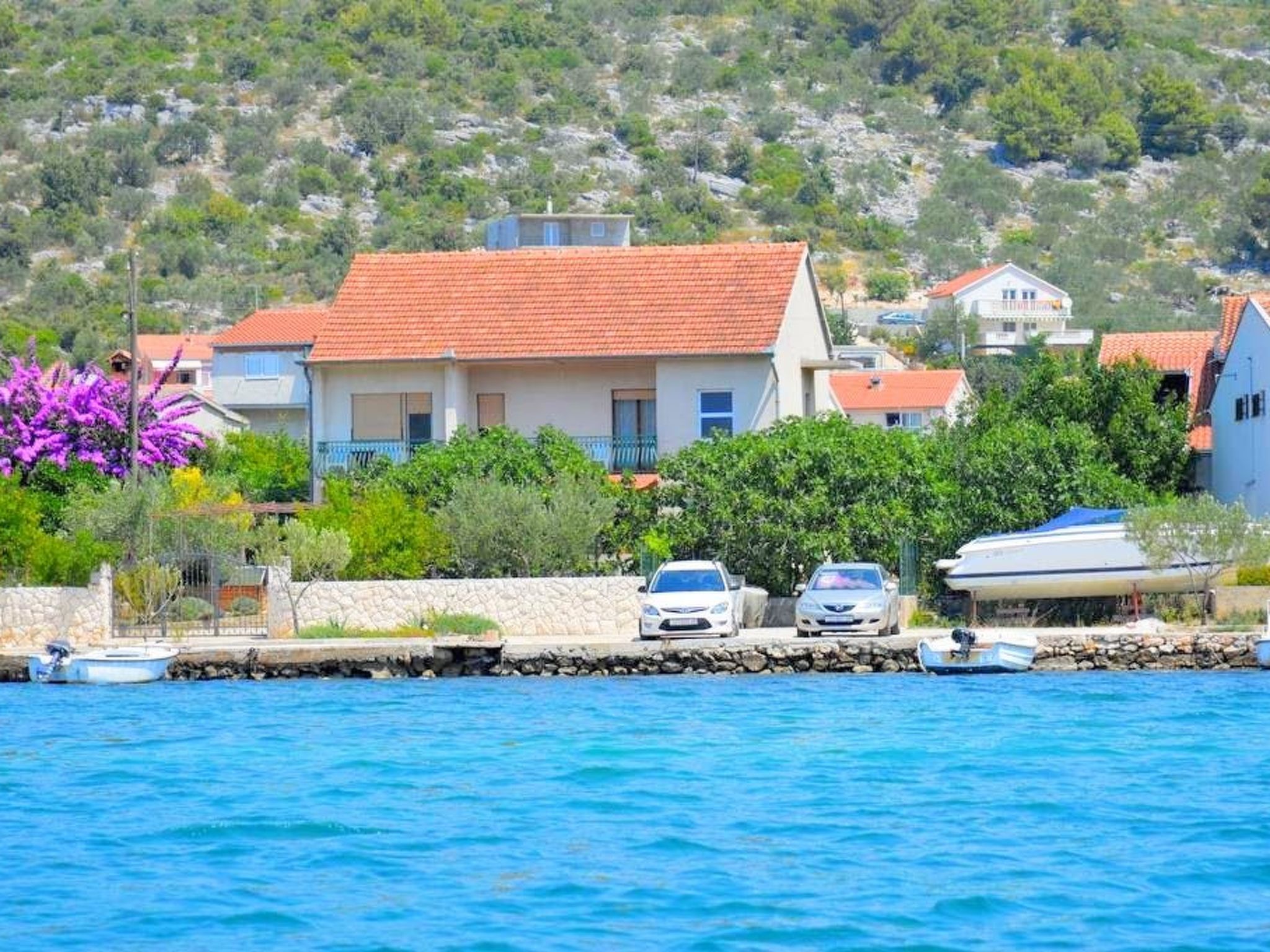 Schöne Wohnung in Poljica mit privatem Parkplatz-Drinnen