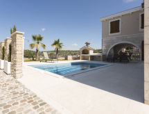 Villa Elena mit Pool, nur 60 Meter zum Meer