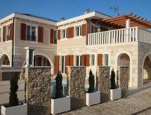 Villa Elena mit Pool, nur 60 Meter zum Meer