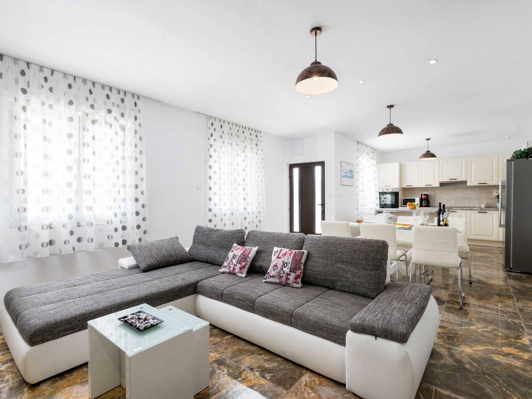 Seaside Villa Lara mit beheiztem Swimmingpool-Drinnen